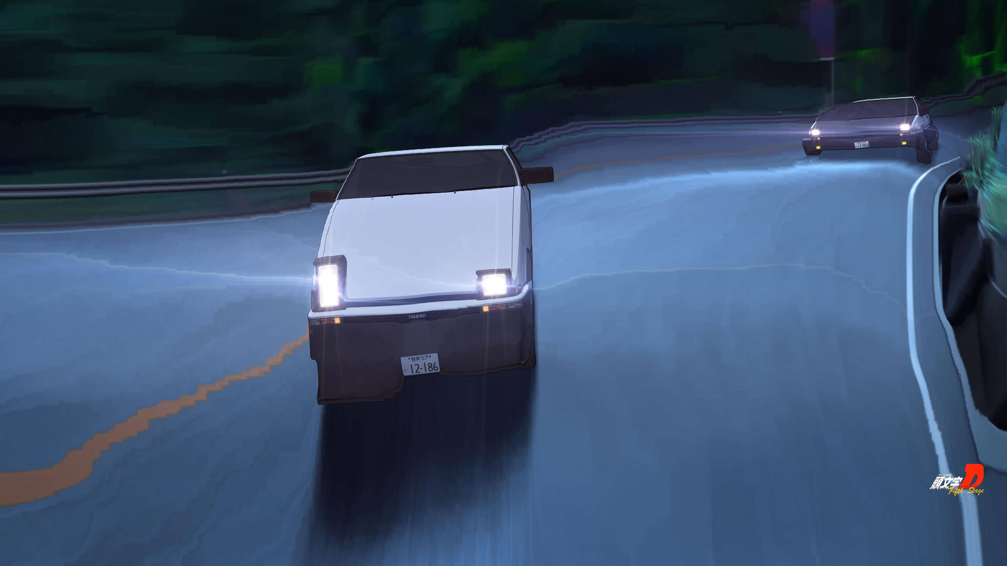 Initial 桌布 壁紙 — 一輛白色DeLorean在潮濕的夜間道路上疾馳，車頭燈劃過雨水浸濕的瀝青路面和模糊的綠植。