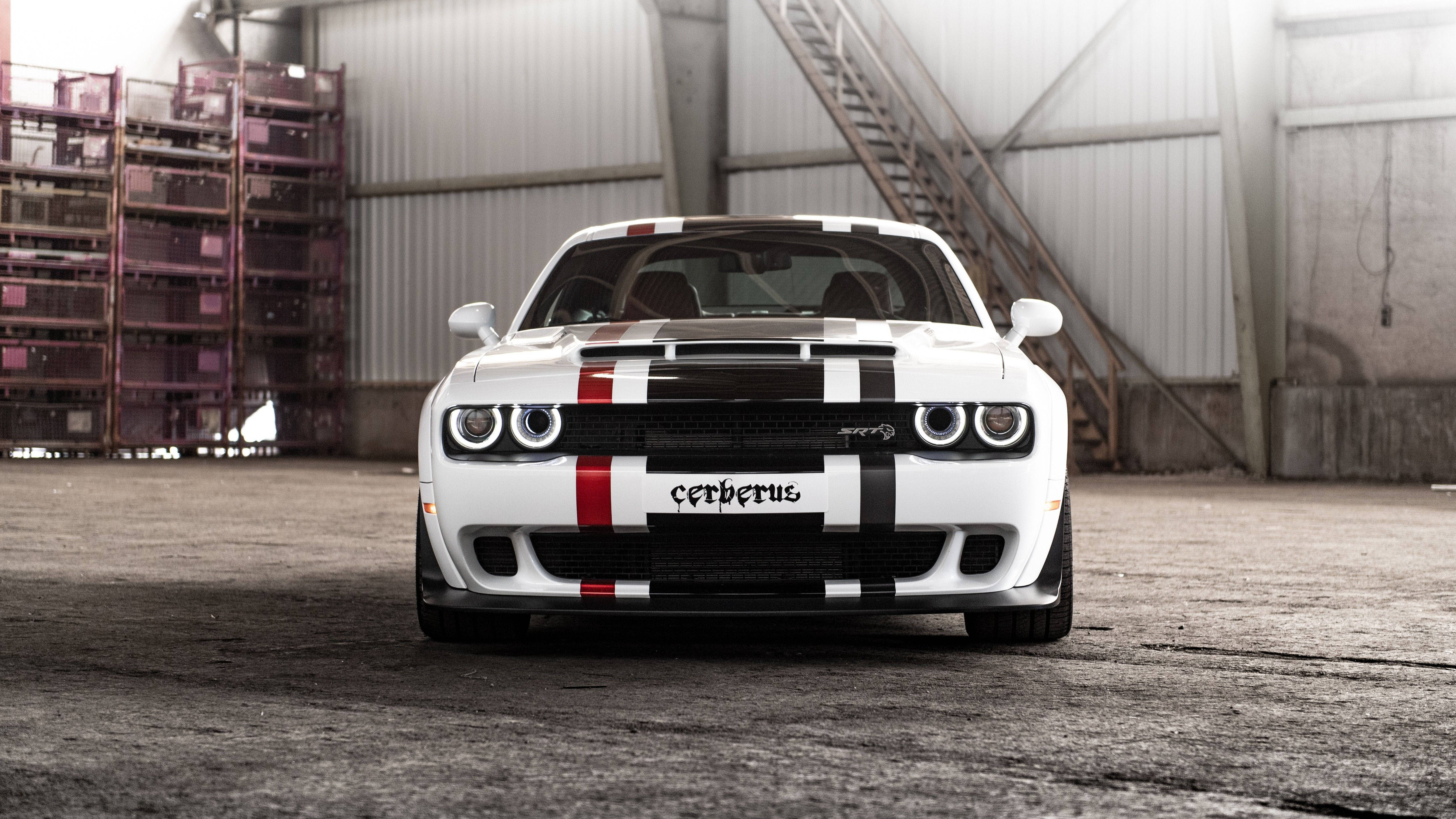 Challenger 桌布 壁紙 — 一輛白色Dodge Challenger Cerberus帶有醒目黑色和紅色賽車條紋，在骯髒的工業倉庫中面向前方。