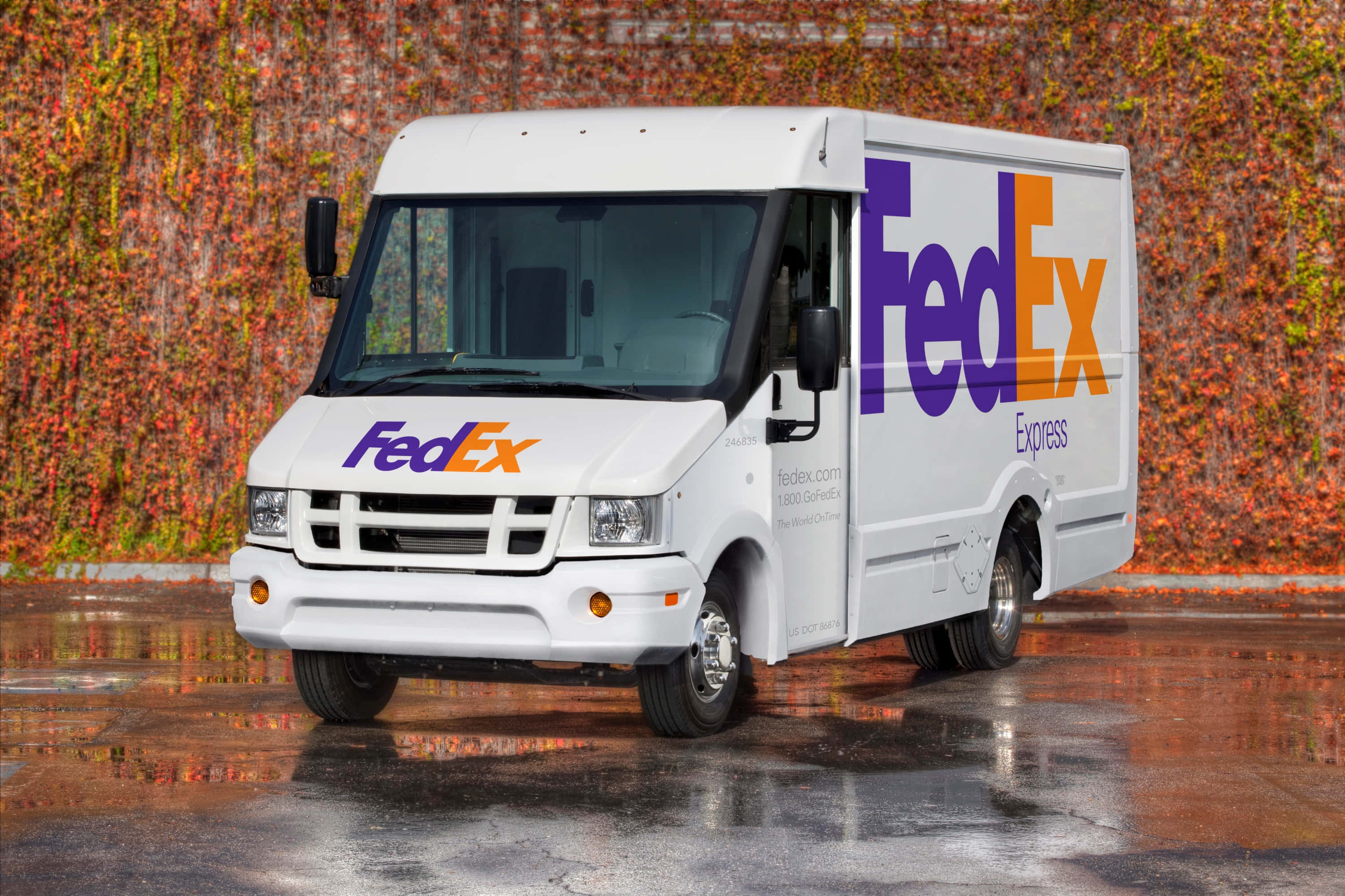 聯邦快遞 桌布 壁紙 — 一輛白色FedEx Express送貨車停在潮濕的路面上，背景是鮮豔的秋葉。