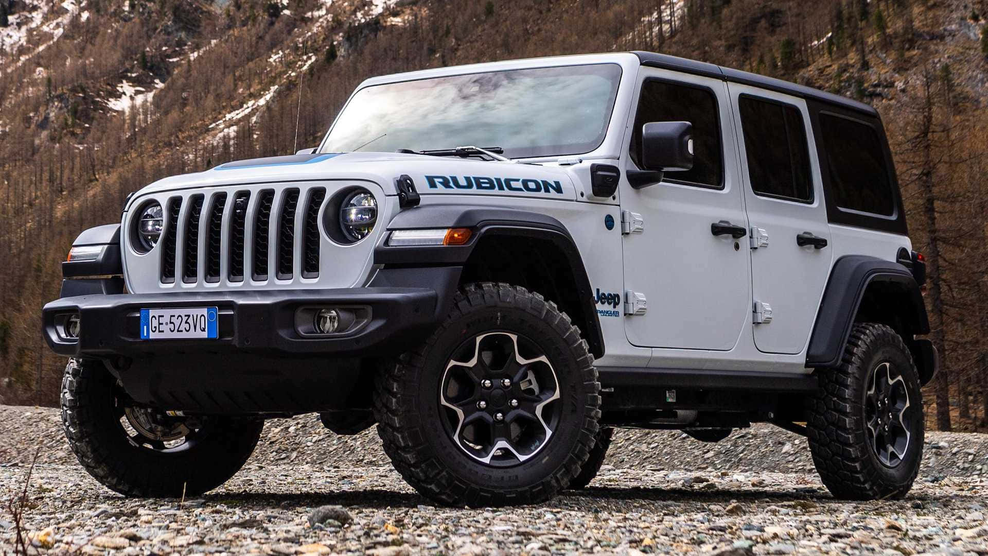 吉普 桌布 壁紙 — 一輛白色Jeep Wrangler Rubicon在岩石山徑上堅固地矗立，背景是積雪的山峰。