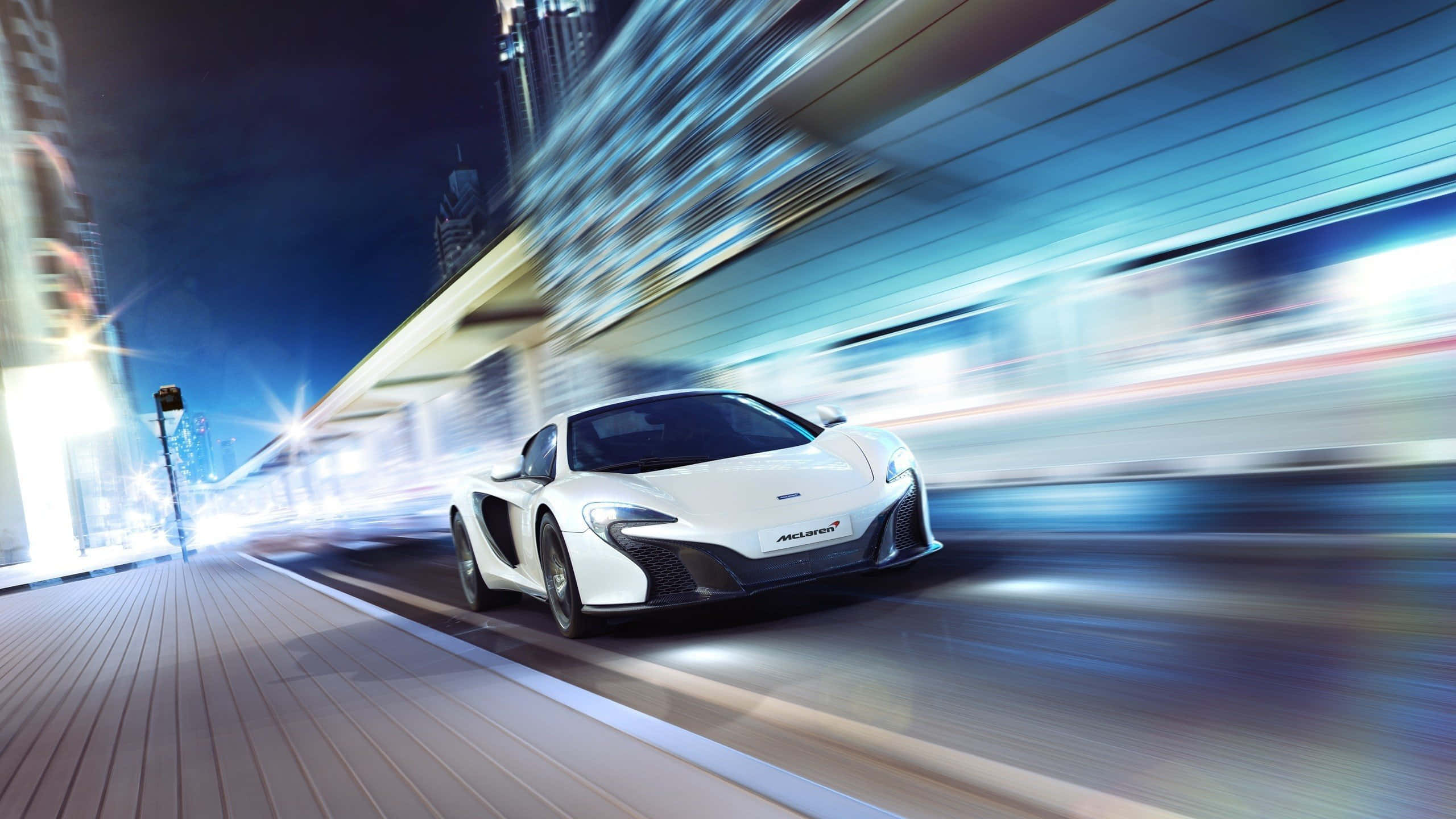 Cool Mclaren 桌布 壁紙 — 一輛白色McLaren跑車在霓虹燈閃爍的都市夜晚高速飛馳，留下動態模糊的痕跡。