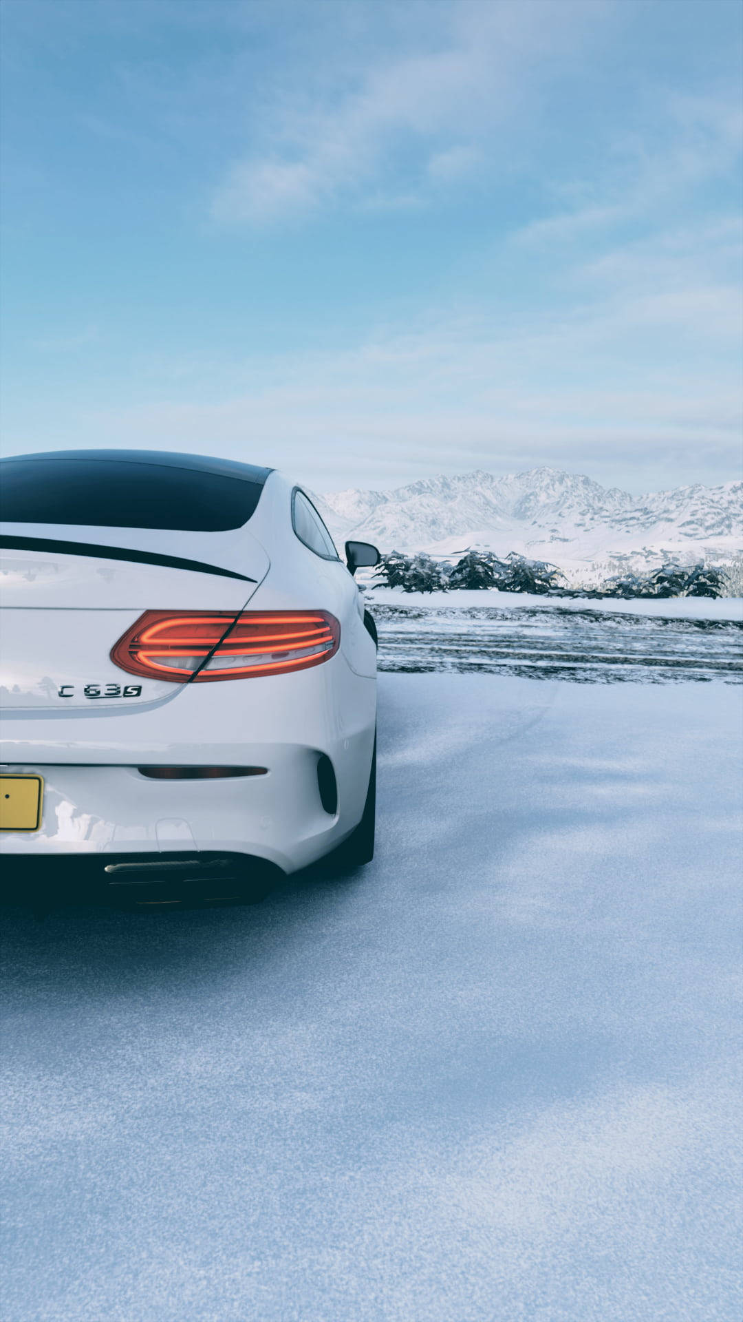 mercedes amg iPhone 桌布 壁紙 — 一輛白色Mercedes C63停放在雪地上，背景是白雪覆蓋的山脈和晴朗的藍天。
