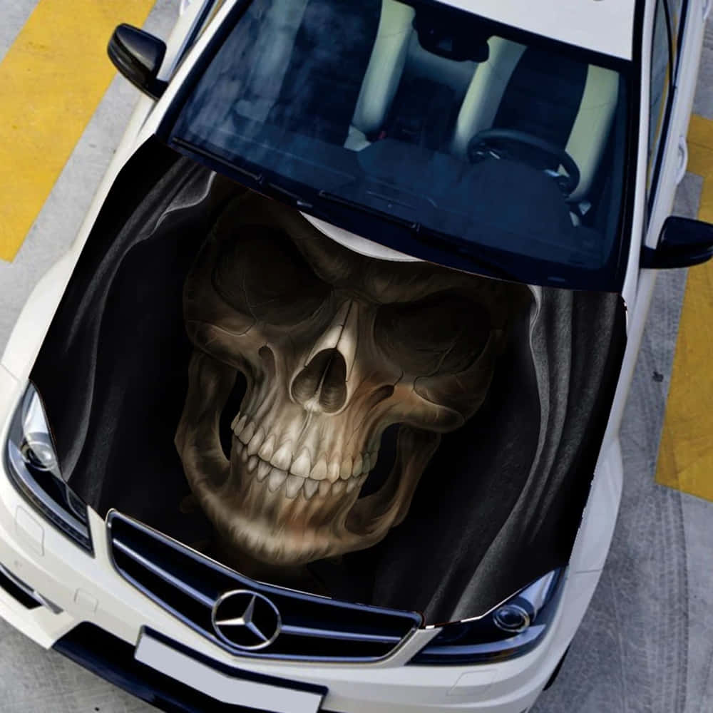Car Hood 桌布 壁紙 — 一輛白色Mercedes汽車引擎蓋打開，露出引擎室上一個大型逼真的骷髏貼紙。