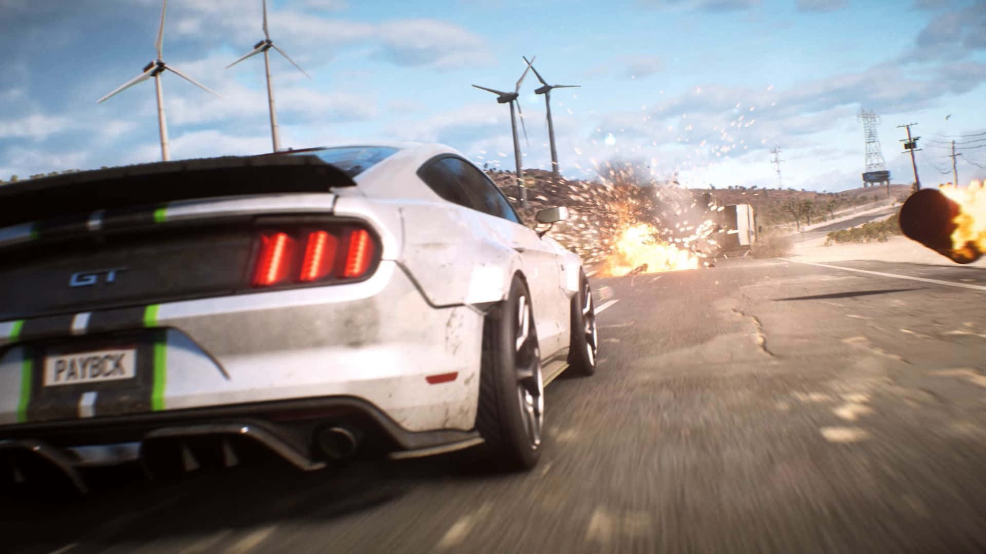Need For Speed Payback 桌布 壁紙 — 一輛白色Mustang GT在塵土飛揚的道路上奔馳，背景有爆炸和風力發電機，天空湛藍。