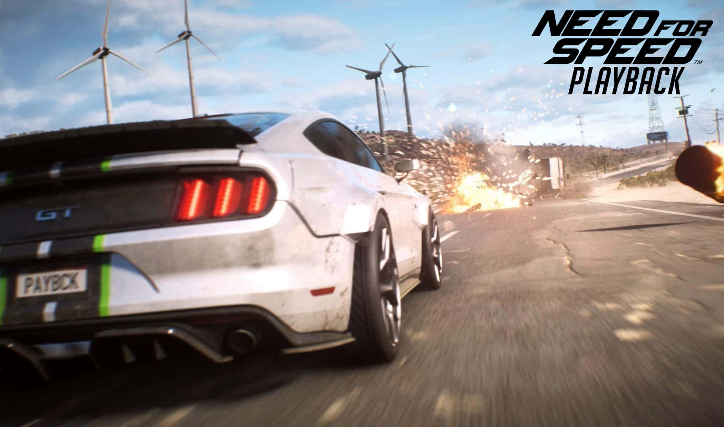 2440x1440 Need For Speed Payback 桌布 壁紙 — 一輛白色Mustang GT在塵土飛揚的道路上奔馳，背景有風力發電機，後面發生爆炸。
