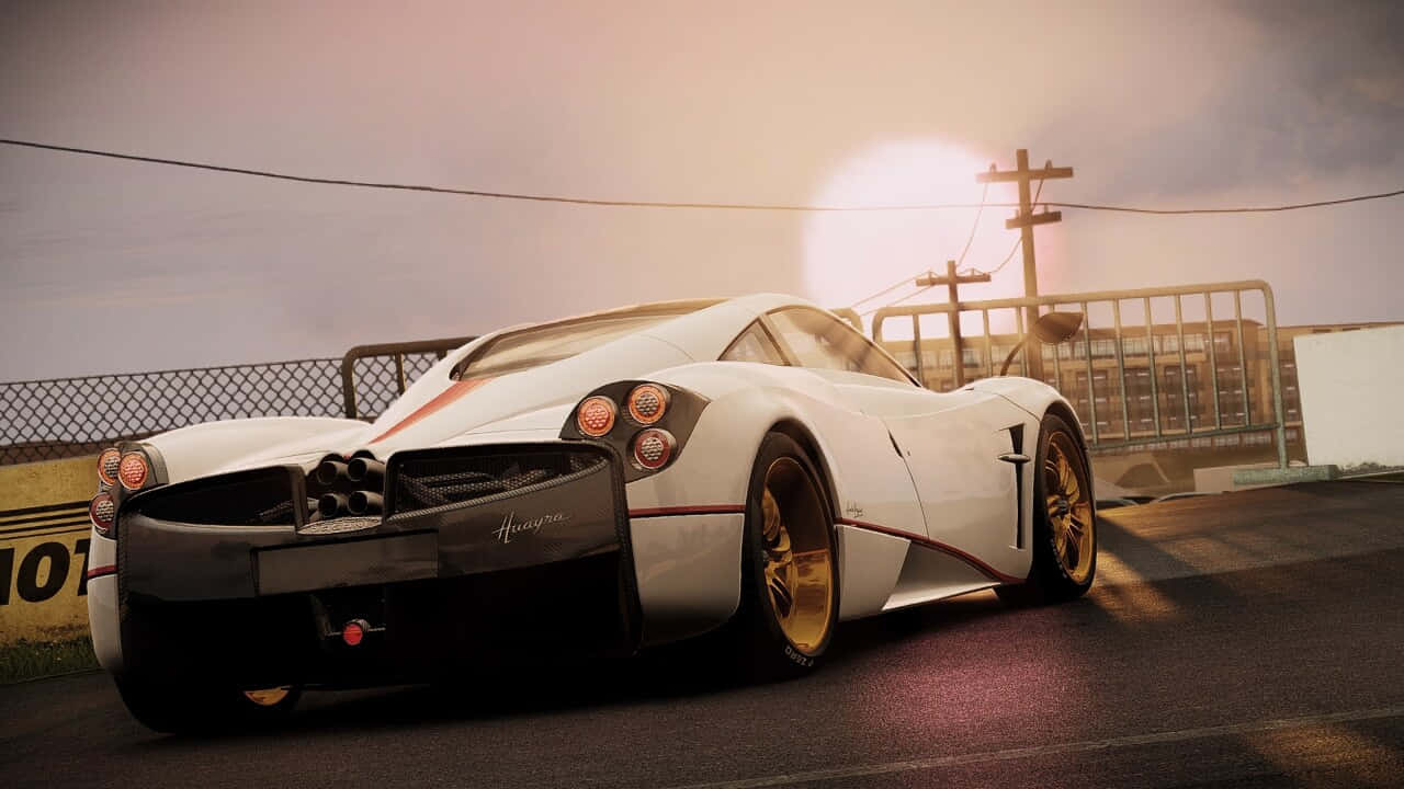 電玩遊戲 桌布 壁紙 — 一輛白色Pagani Huayra配金色輪圈，停在賽道上，夕陽在電線杆後發出光芒。