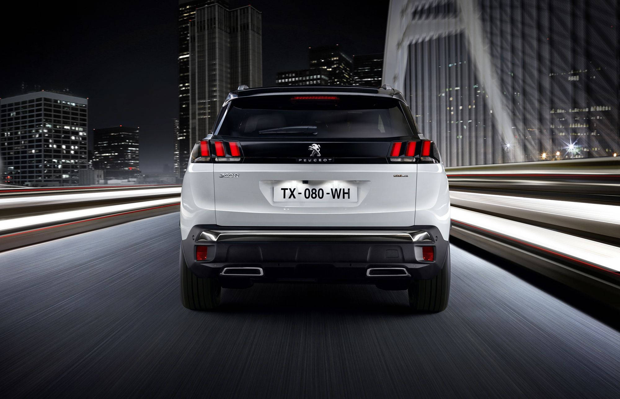 Peugeot 桌布 壁紙 — 一輛白色Peugeot SUV在夜間行駛於城市橋樑上，背景有光條和 towering 摩天大樓。