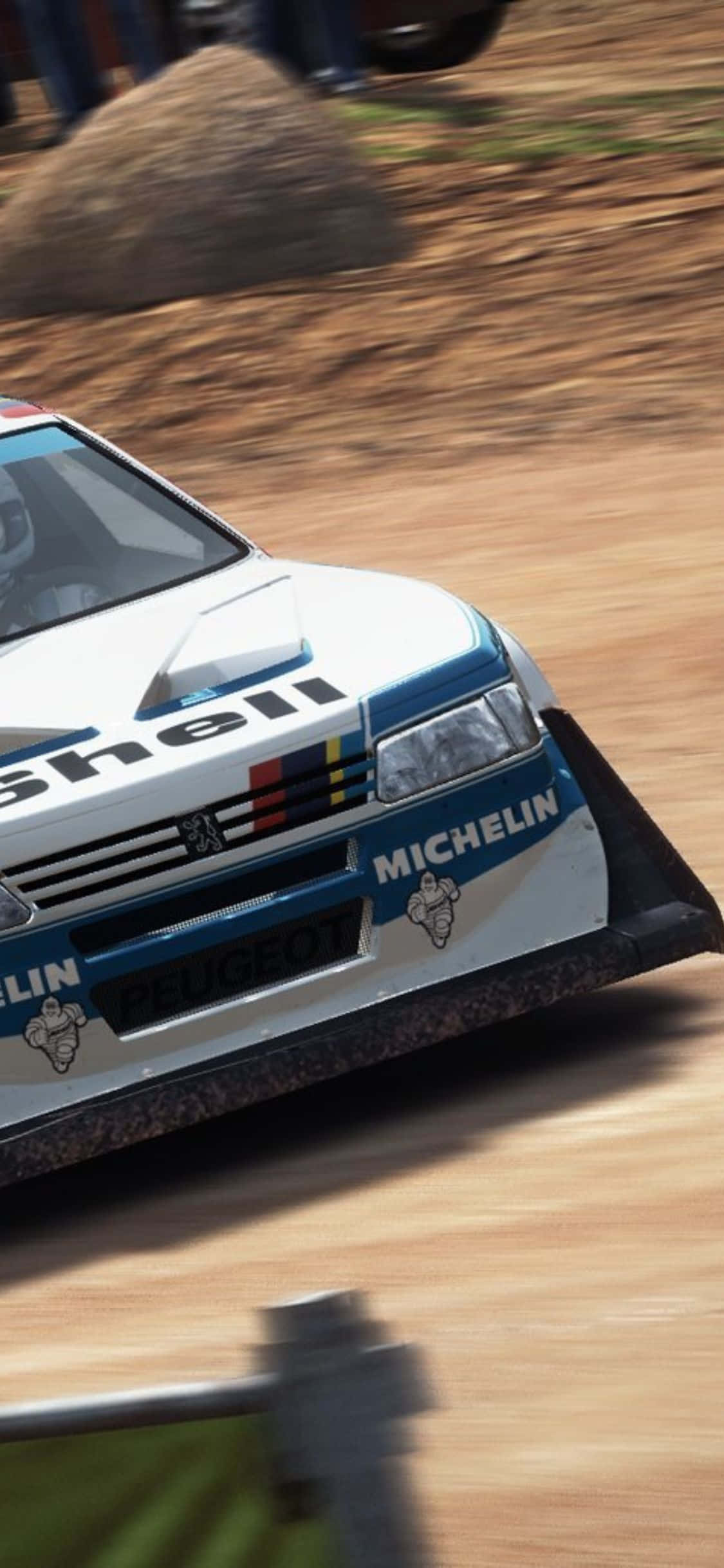 iPhone X Dirt Rally 桌布 壁紙 — 一輛白色Peugeot拉力賽車在泥土賽道上疾馳，揚起灰塵，帶有動態模糊效果，並可見贊助商標誌。