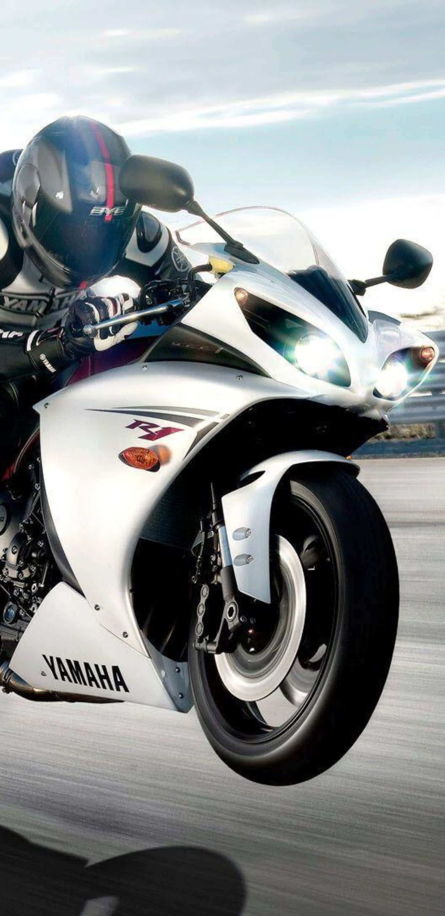 Pixel 3xl Bikes 桌布 壁紙 — 一輛白色Yamaha R1摩托車連同騎士在晴朗天空下的賽道上傾斜入彎。