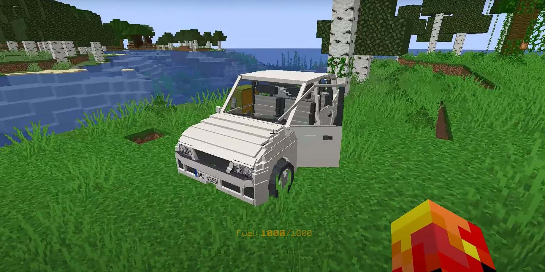Minecraft Mods 桌布 壁紙 — 一輛白色像素車停在草地上，旁邊是一條方塊河，背景是Minecraft風景，有白樺樹和遠方的山丘。
