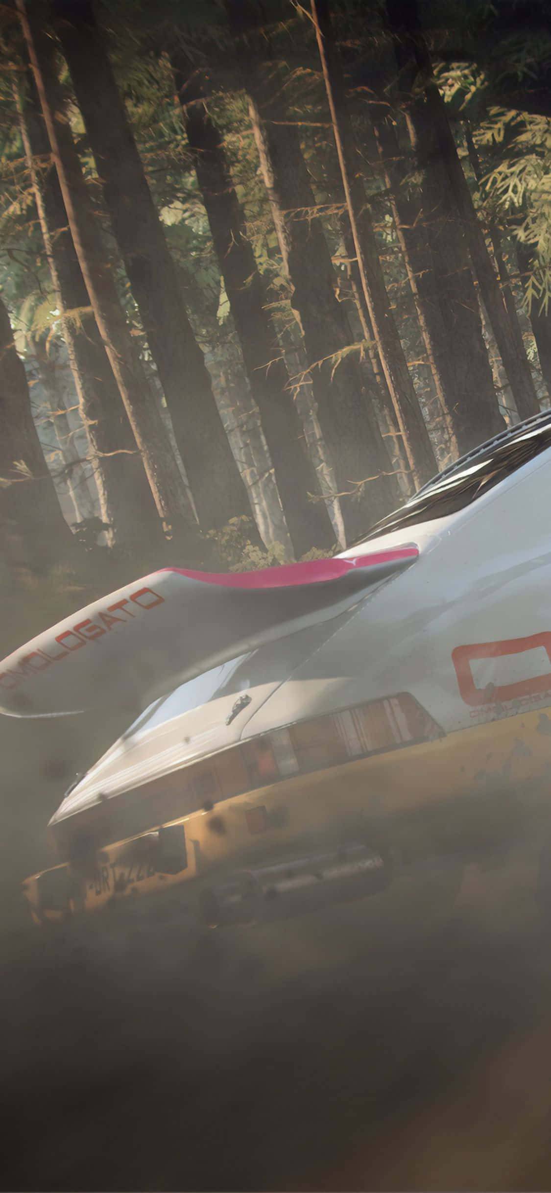 iPhone Xs Dirt Rally 桌布 壁紙 — 一輛白色和粉紅色的賽車在霧氣瀰漫的森林中疾馳，森林裡有高大的樹木和斑駁的陽光。