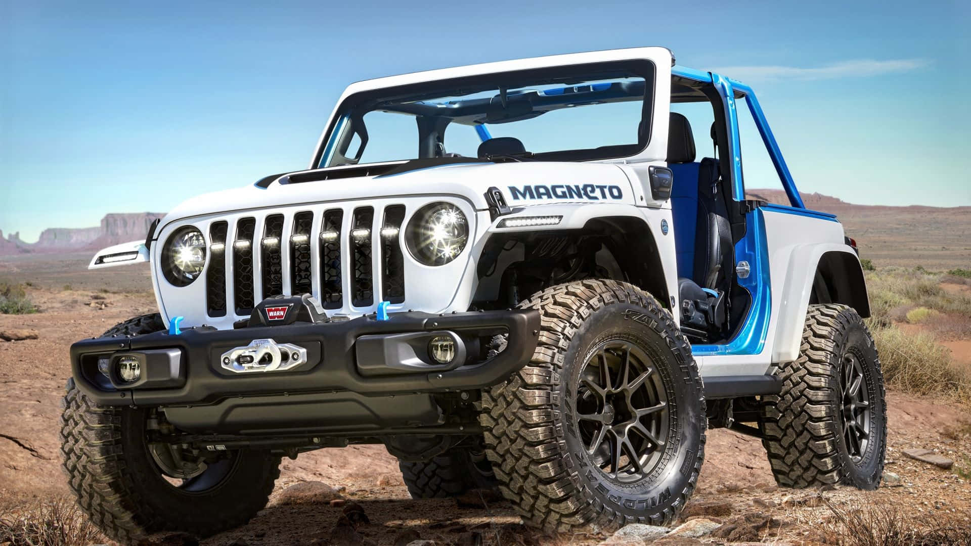 吉普 桌布 壁紙 — 一輛白色和藍色的Jeep Wrangler Magneto敞開車門，在晴朗的藍天下勇敢地站在岩石沙漠小徑上。
