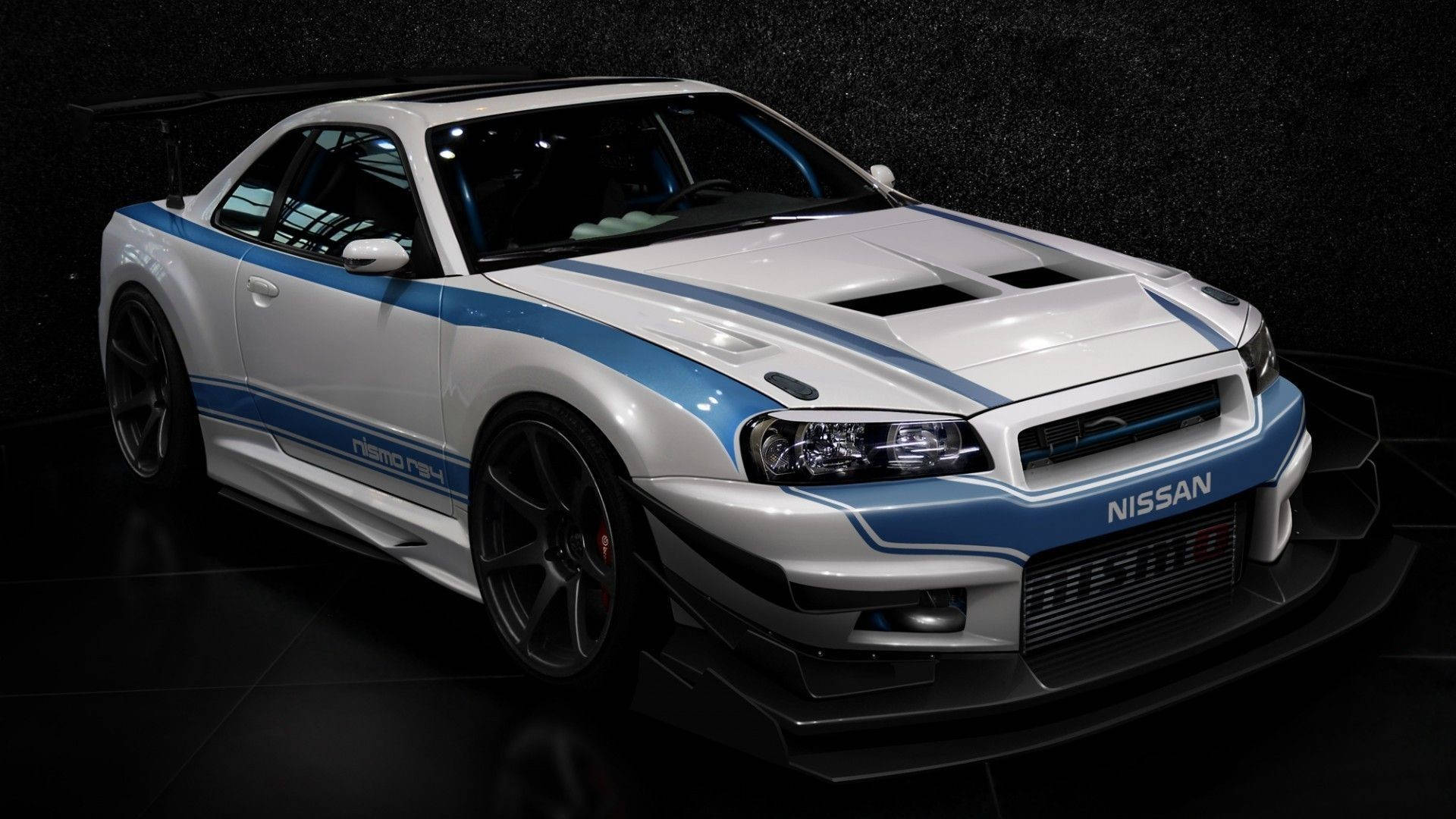 白色和藍色的日產Skyline GT-R R34跑車，在深色背景上帶有賽車條紋。