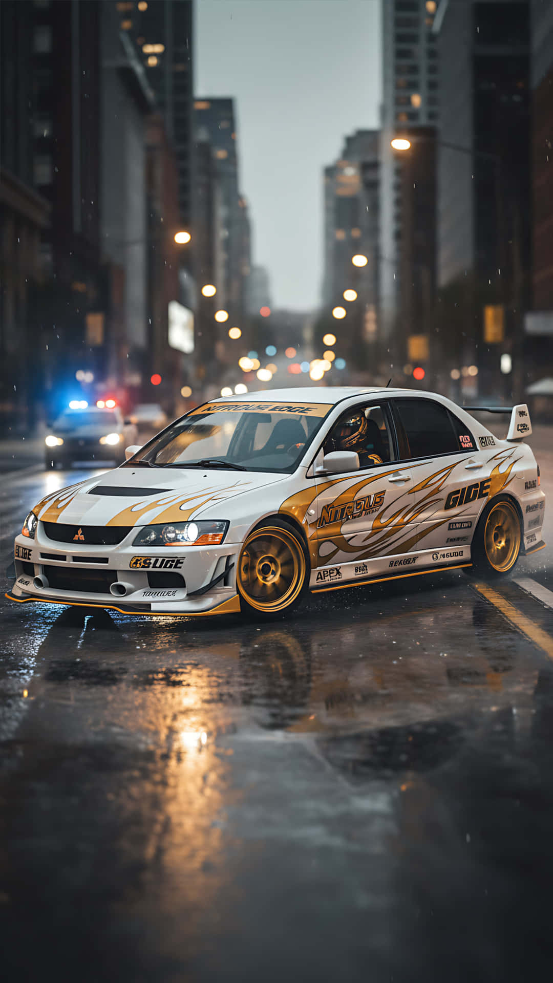 Mitsubishi Lancer white and gold 壁紙 — 一輛白色和金色的三菱Lancer Evolution帶有火焰貼紙，在黃昏時分駛過濕滑的市區街道，帶有模糊的燈光和倒影。