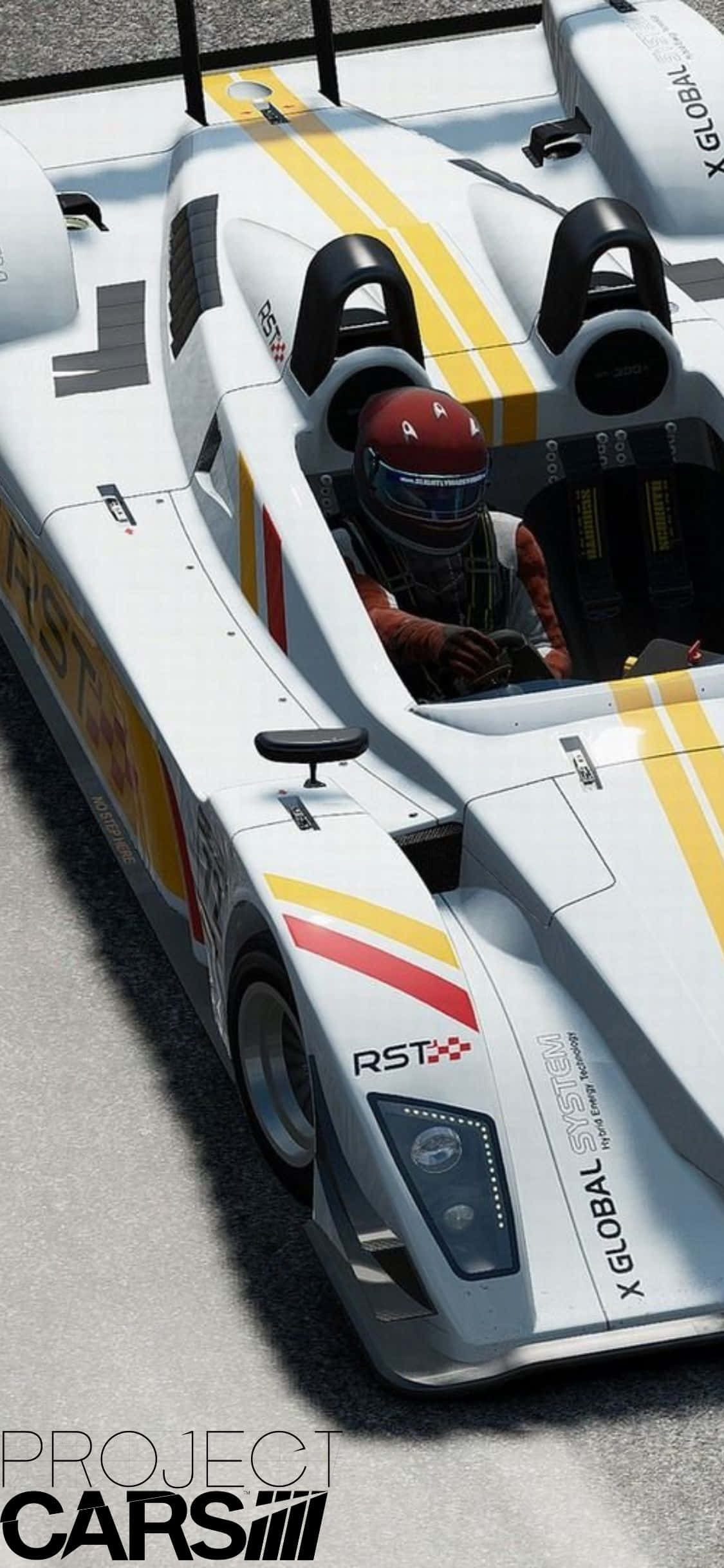 iPhone Xs Project Cars 桌布 壁紙 — 一輛白色和黃色的賽車，車手戴著紅色頭盔坐在賽道上的高角度視圖。