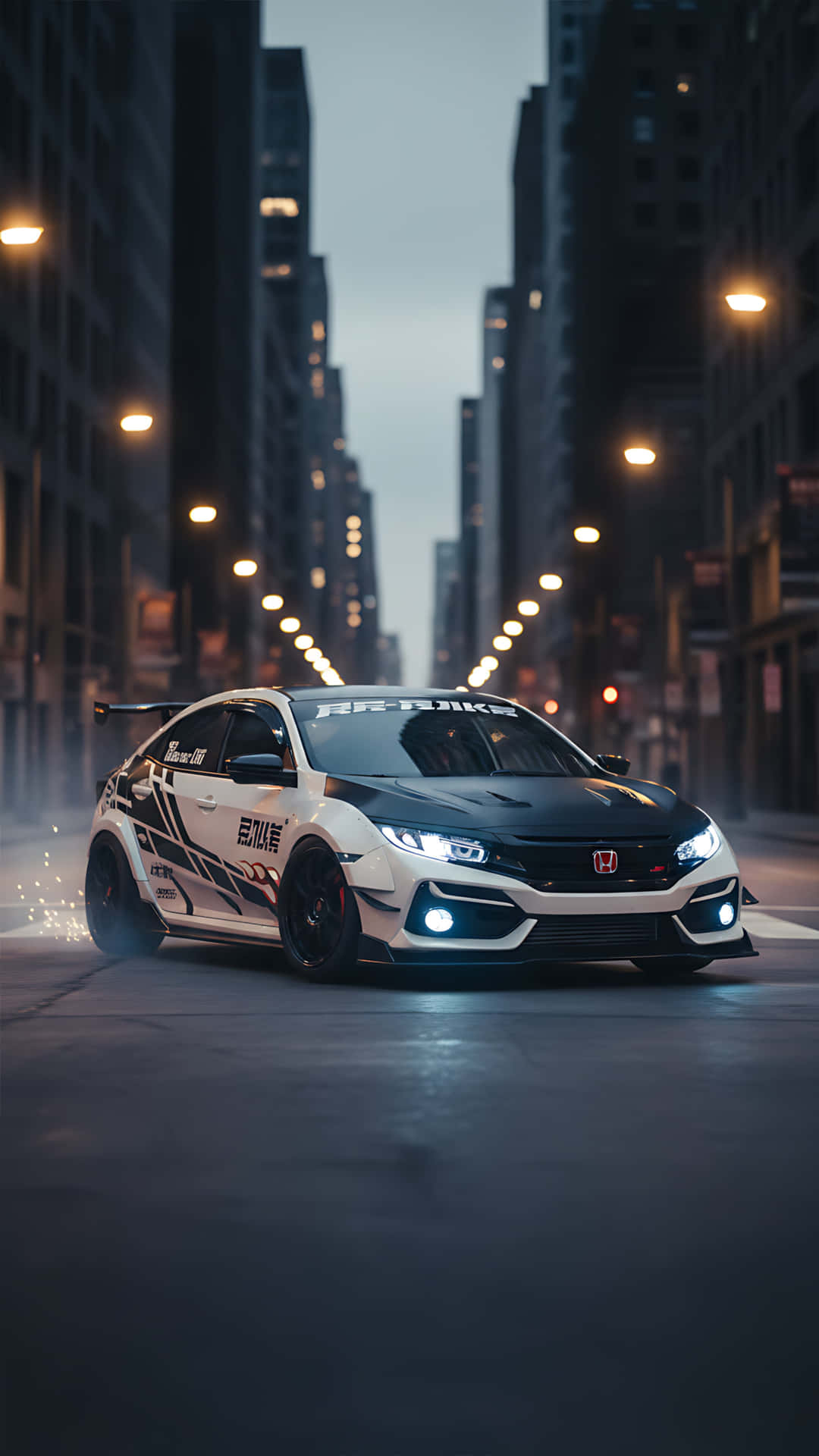 Honda City Hatchback Street race style 壁紙 — 一輛白色和黑色改裝的本田思域在黃昏時分，在濕滑的雨夜城市街道上飄移，車頭燈閃爍，輪胎冒煙。