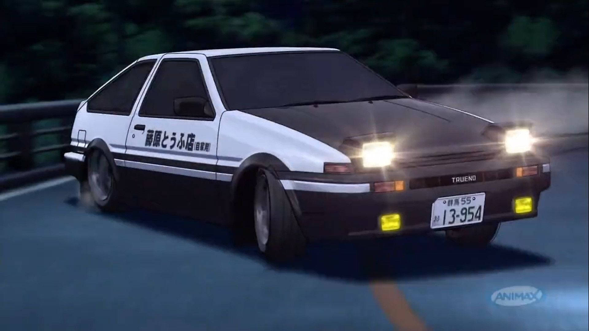Initial 桌布 壁紙 — 一輛白色和黑色的AE86跑車在夜間濕滑的道路上疾馳，車頭燈閃耀，輪胎煙霧尾隨。