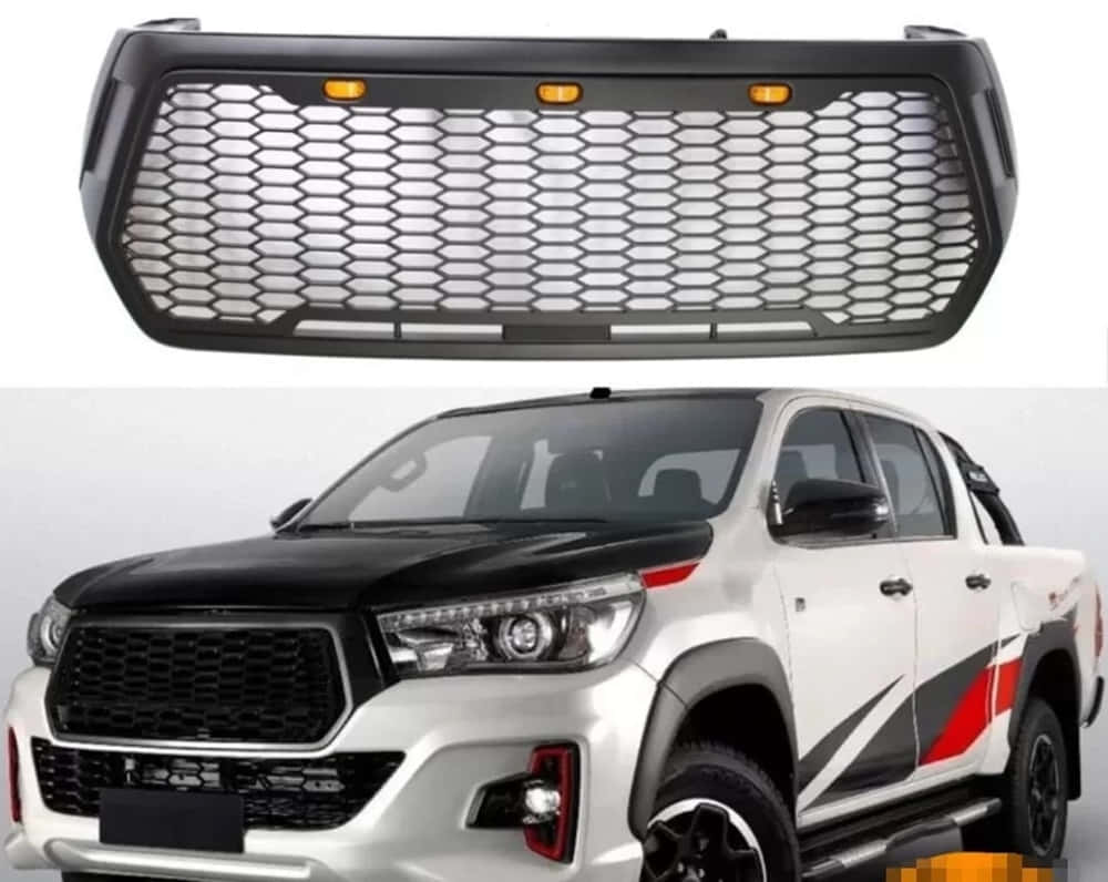 Car Grill 桌布 壁紙 — 一輛白色和黑色的皮卡車，帶有六角形網狀格柵，顯示已安裝和單獨在上方。