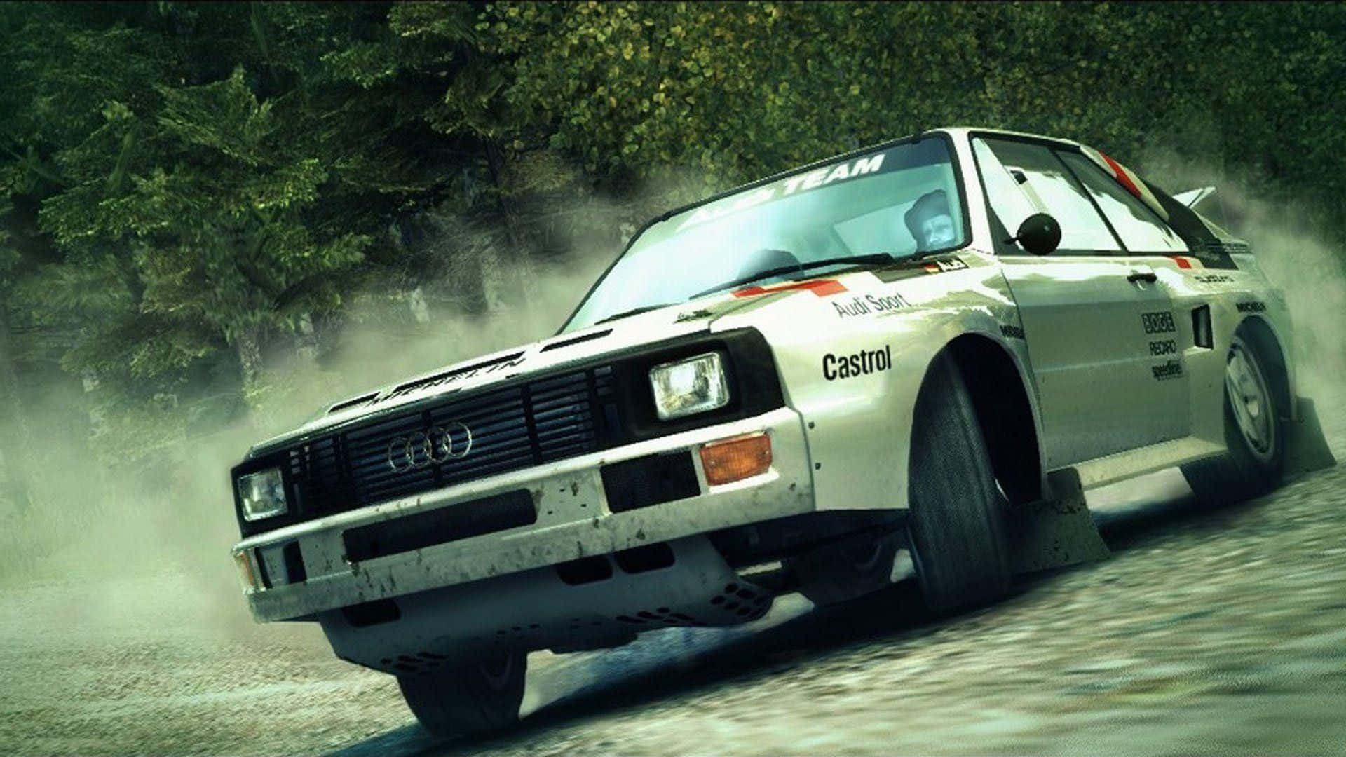 1080p Dirt 3 桌布 壁紙 — 一輛白色奧迪拉力賽車在森林泥路上疾馳，揚起灰塵。