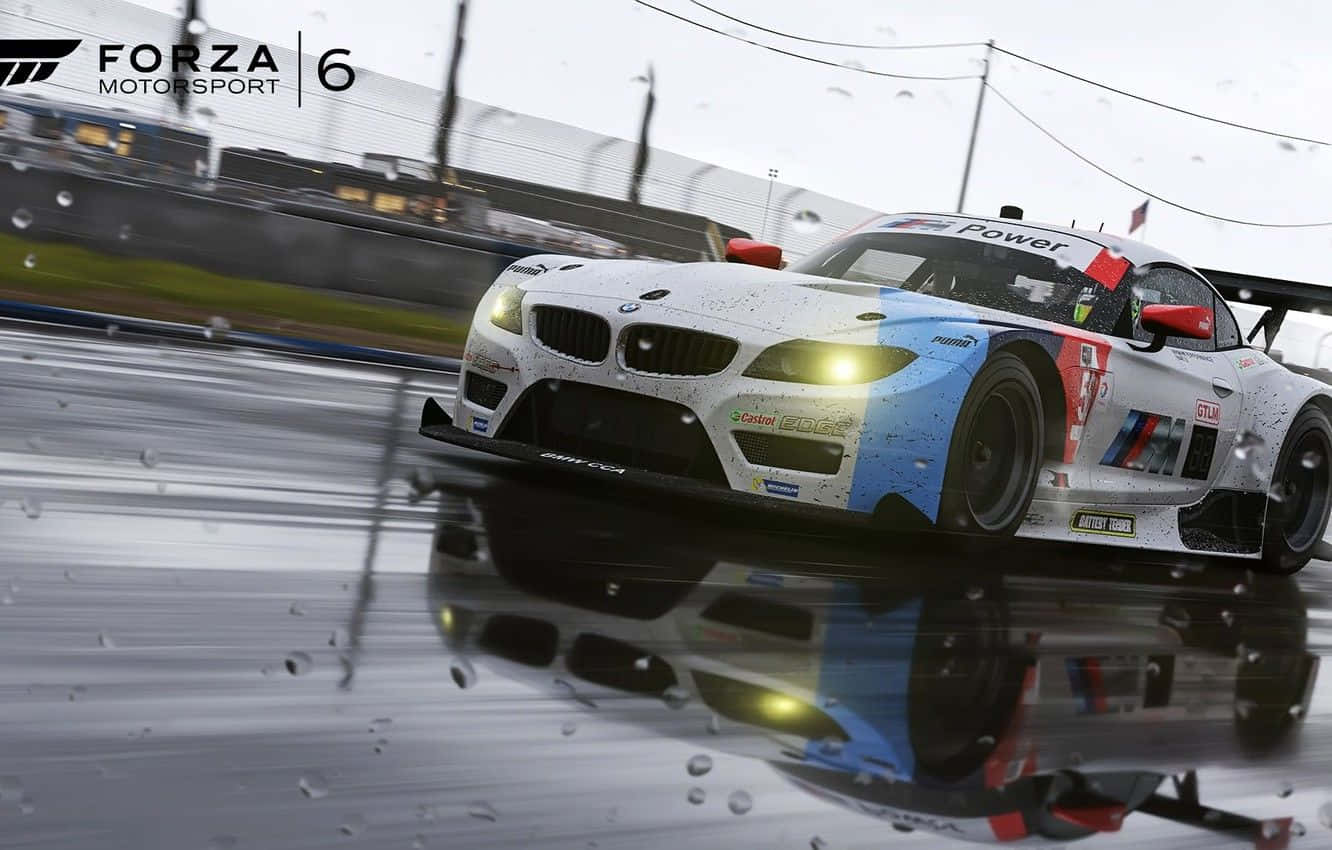 BMW 動圖 桌布 壁紙 — 一輛白色寶馬賽車在濕滑的賽道上穿過雨水浸濕的彎道，鏡頭上有水珠，呈現模糊的動態效果。