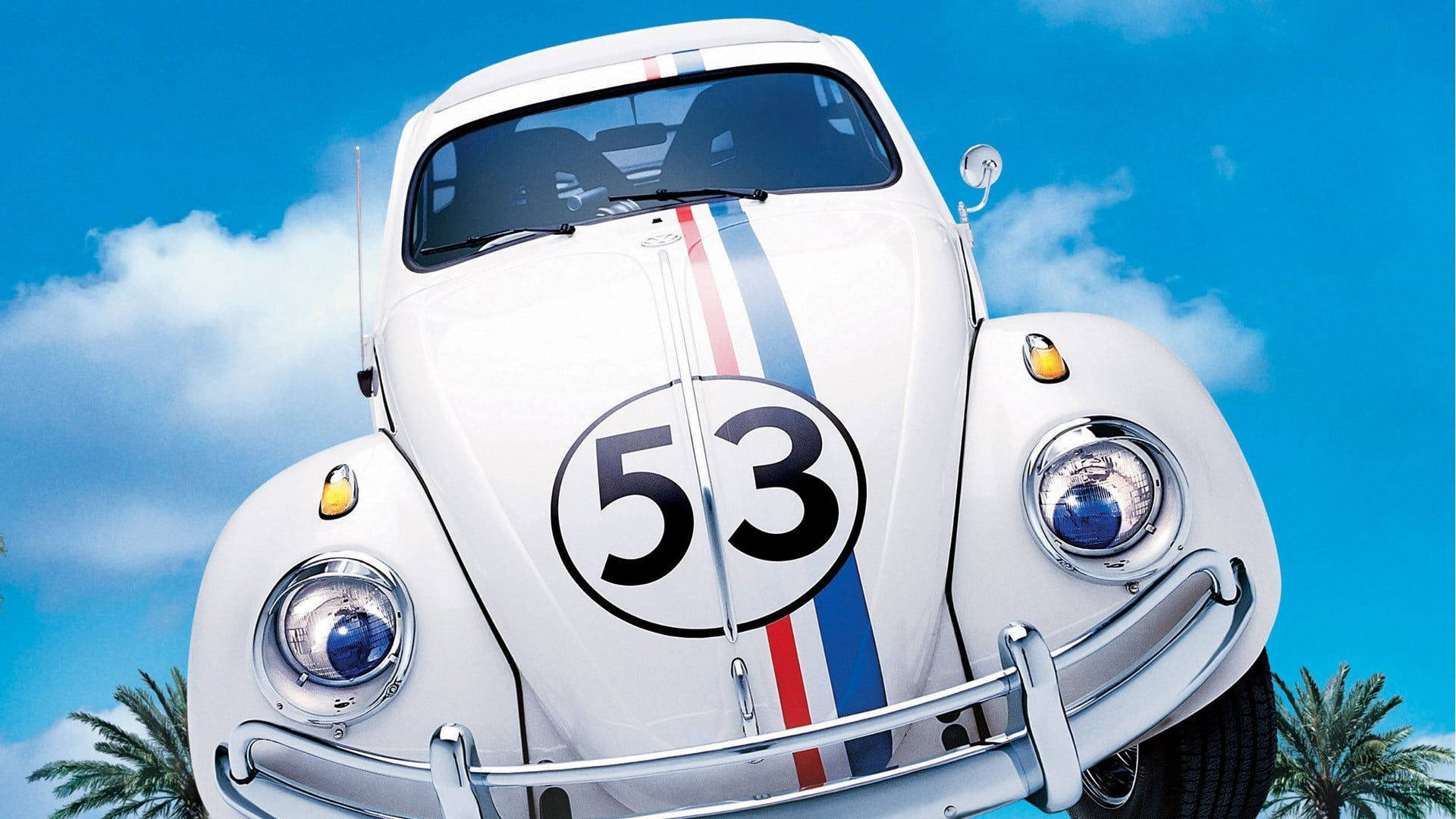 Herbie 桌布 壁紙 — 一輛白色復古福斯金龜賽車，號碼53，紅藍條紋，背景是藍天白雲和棕櫚樹。