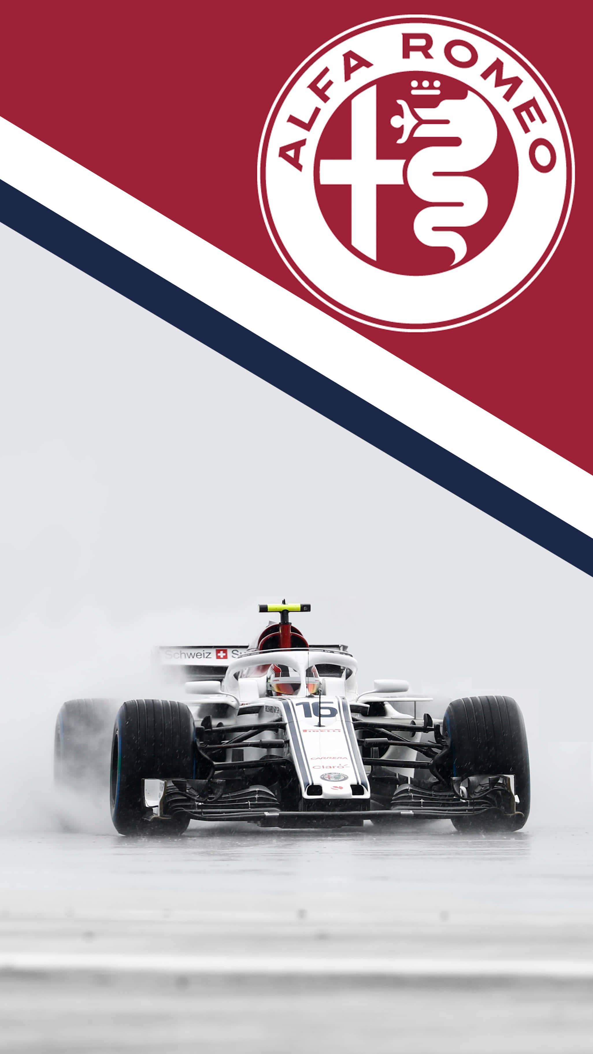 F1 2016 桌布 壁紙 — 一輛白色愛快羅密歐一級方程式賽車在濕滑賽道上疾馳，輪胎升起霧氣，背景為大膽的紅白藍斜紋。