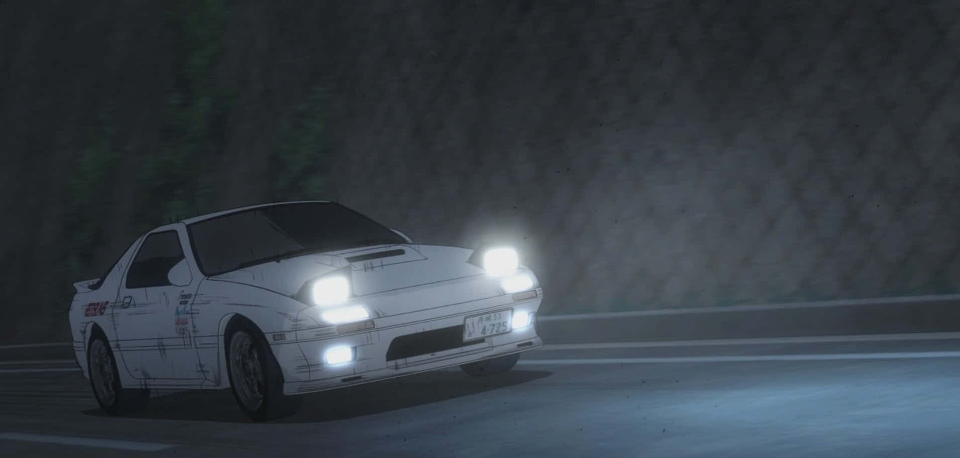 Rx7 Fc 桌布 壁紙 — 一輛白色拉力賽車亮著明亮的車頭燈，在夜間沿著潮濕的山路行駛，背景是霧氣繚繞的樹木。