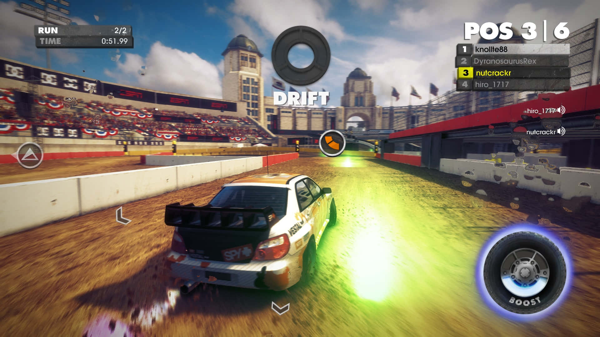 1920x1080 Dirt Showdown 桌布 壁紙 — 一輛白色拉力賽車在明亮的藍天下，在擠滿觀眾的體育館泥濘賽道上，用發光的綠色輪胎飄移。
