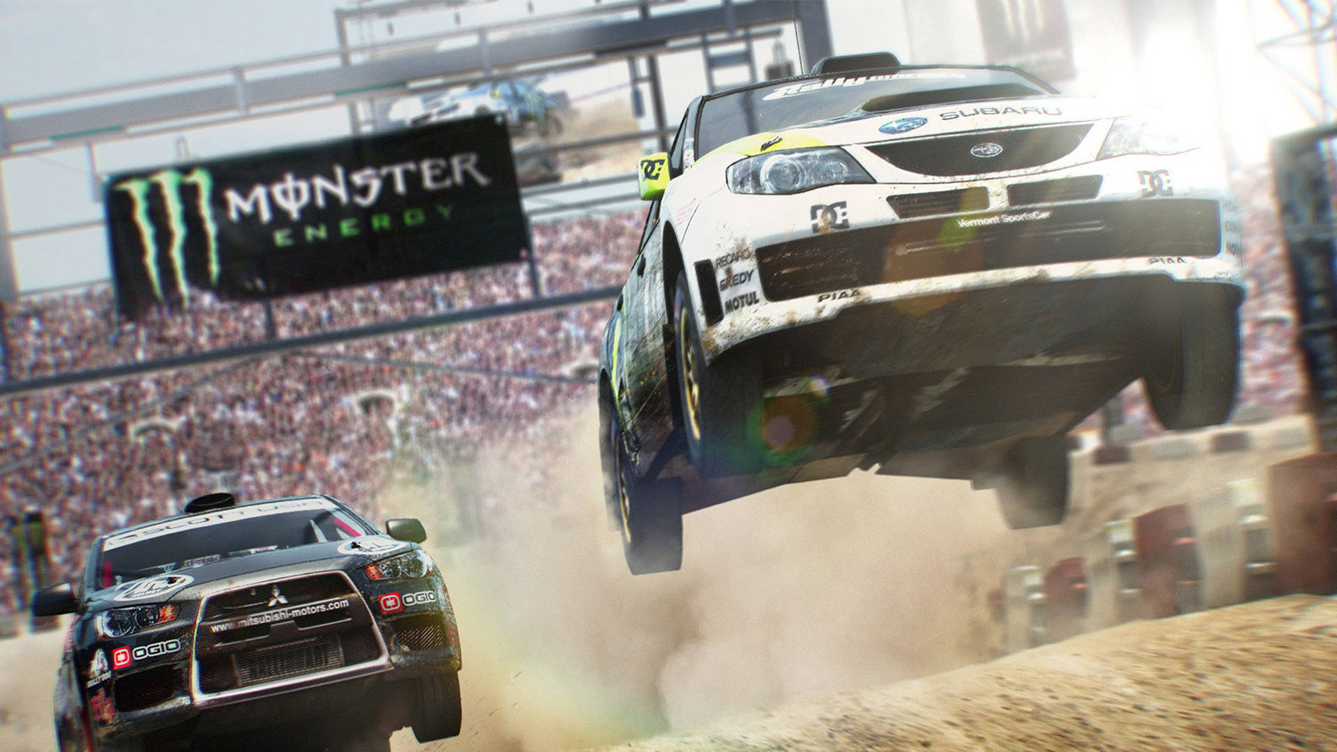 Dirt 3 桌布 壁紙 — 一輛白色拉力賽車在泥土上空飛翔，而一輛黑色賽車在Monster Energy橫幅下在下方奔馳。