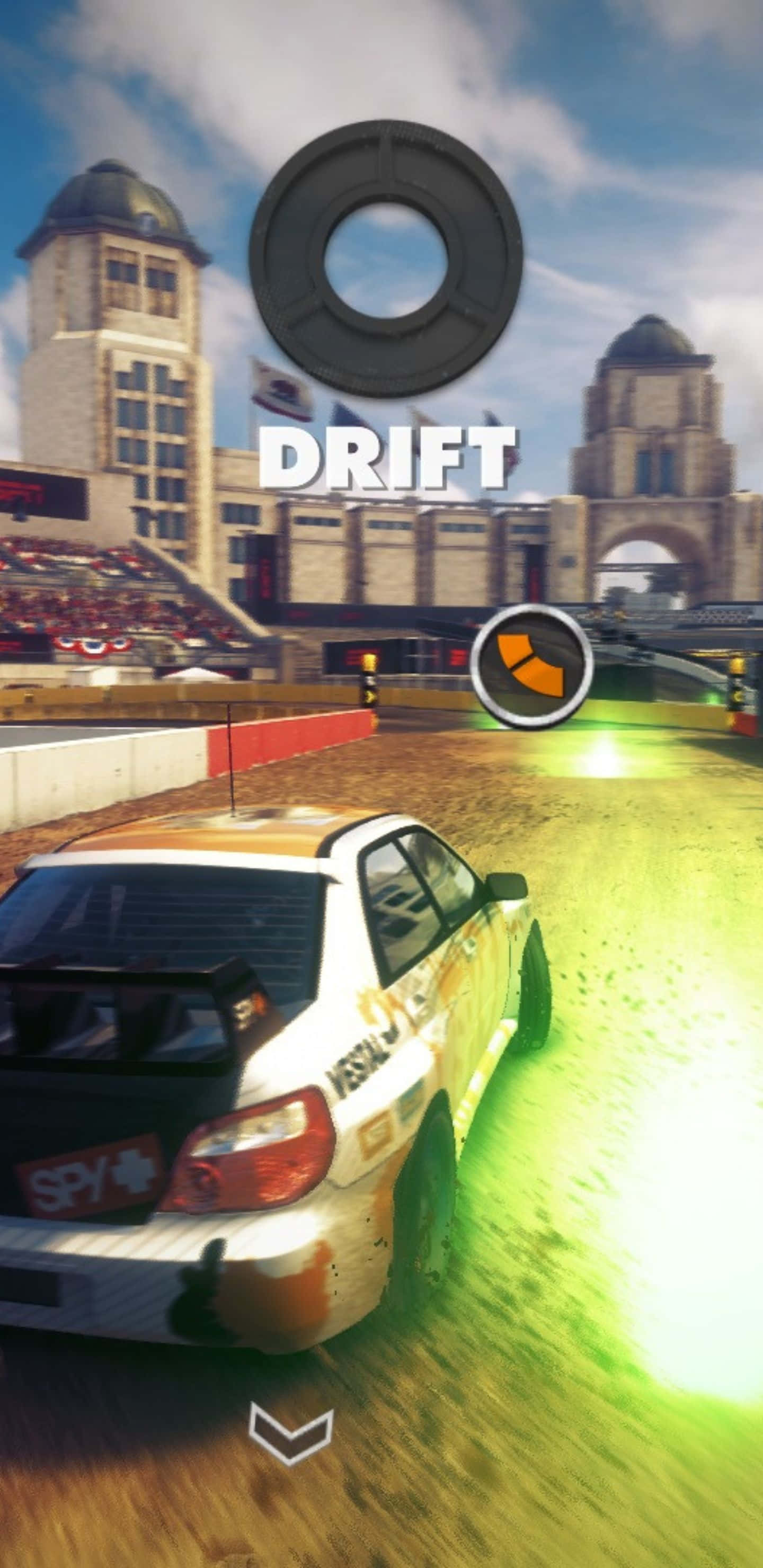 Dirt Showdown 桌布 壁紙 — 一輛白色拉力賽車在泥地賽道上飄移過彎，背景有體育場人群和歷史建築。