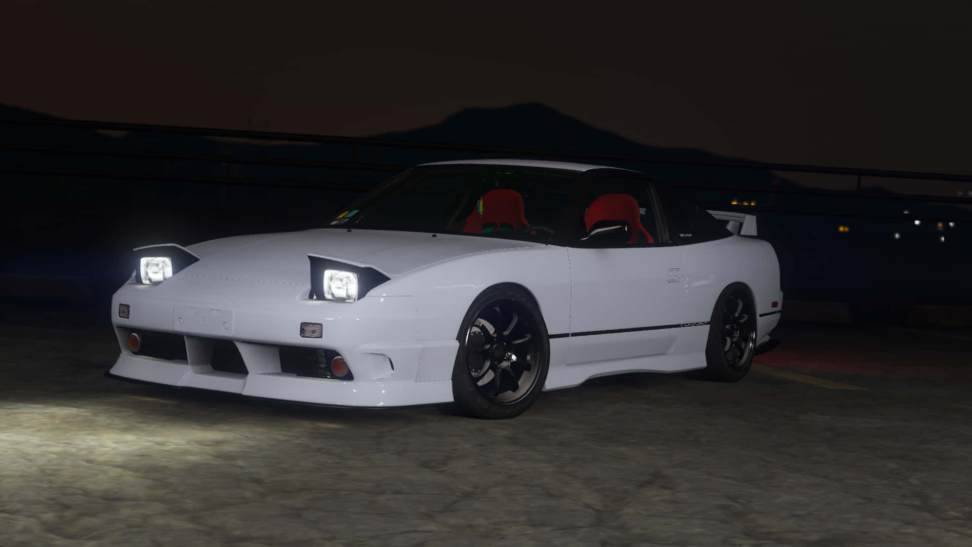 Nissan 180sx 桌布 壁紙 — 一輛白色改裝跑車，配備紅色座椅和黑色輪圈，在夜間於黑暗的瀝青停車場中，在車頭燈下閃耀。