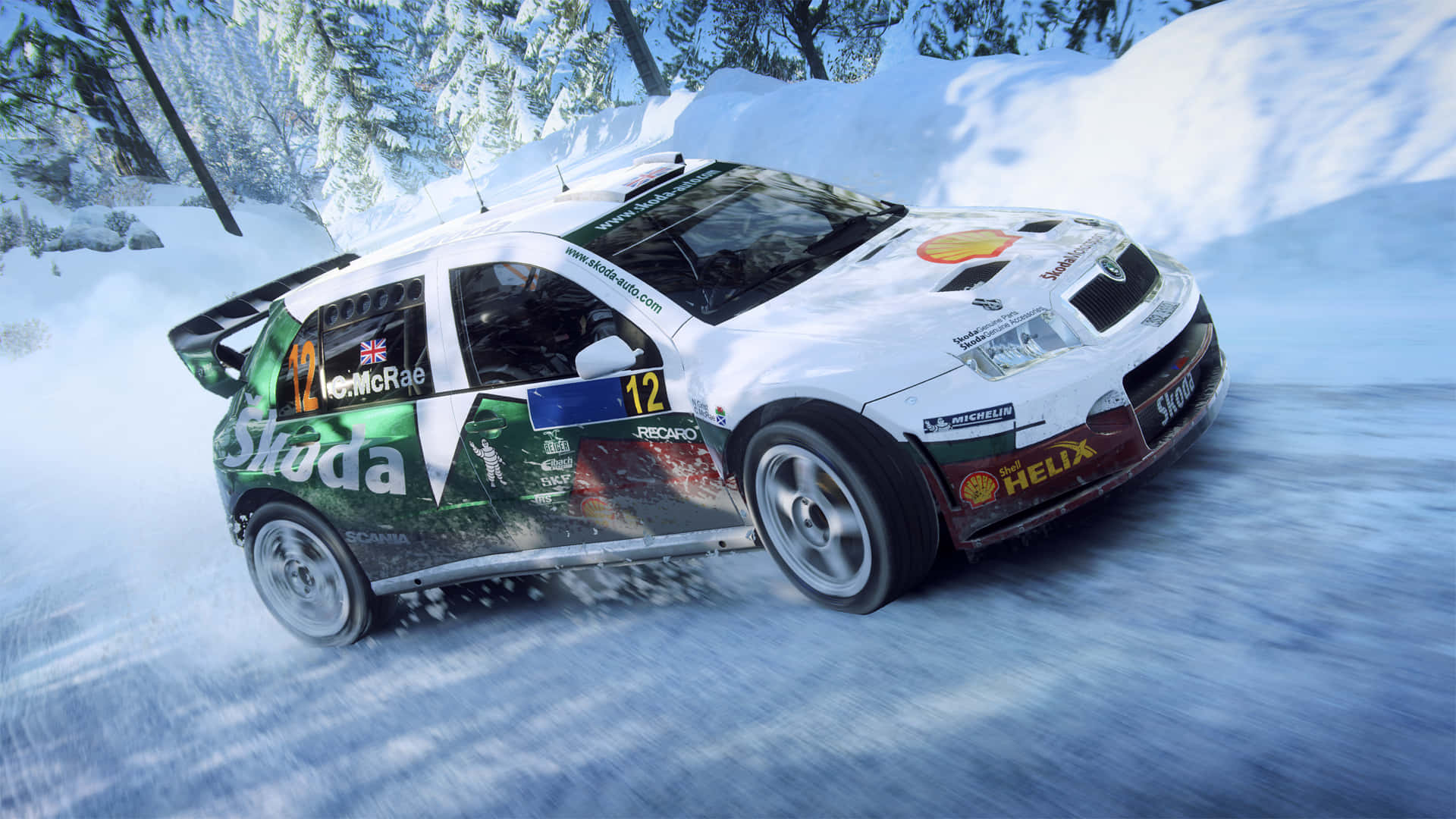 rally 桌布 壁紙 — 一輛白色斯柯達拉力賽車，車號12，在雪地森林賽道上疾馳，揚起雪霧。
