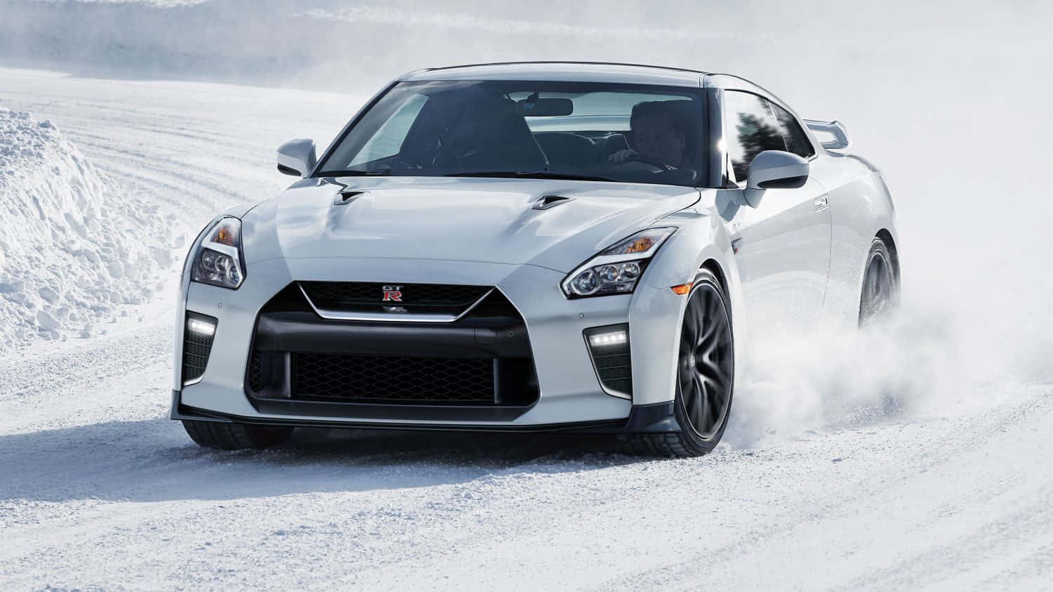 白色跑車在雪地冬季條件下飄移，揚起雪花。 — Toyota Supra Mk4 壁紙