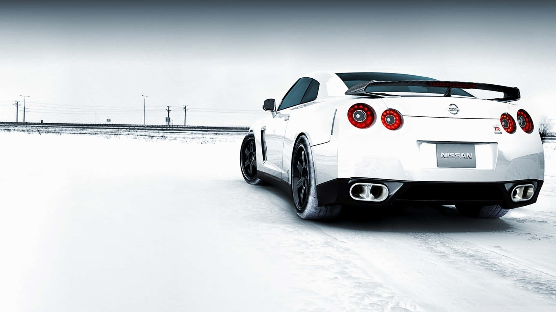 白色日產GT-R跑車在冬季雪路上行駛。 — Toyota Supra Mk4 壁紙