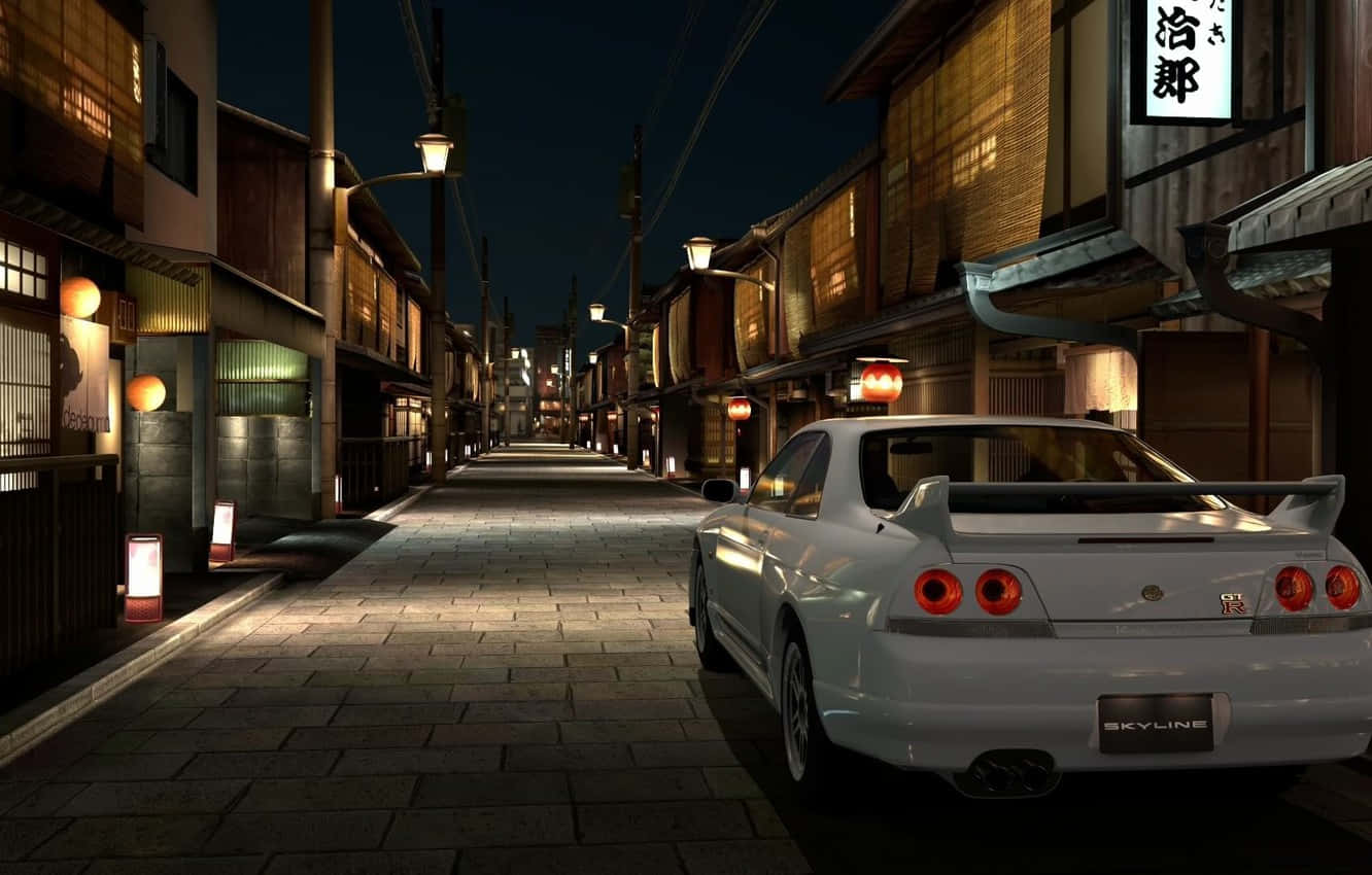 R33 GT-R 桌布 壁紙 — 一輛白色日產Skyline GT-R在夜間停泊在一條狹窄的日本街道上，街道被溫暖的燈籠和街燈照亮。