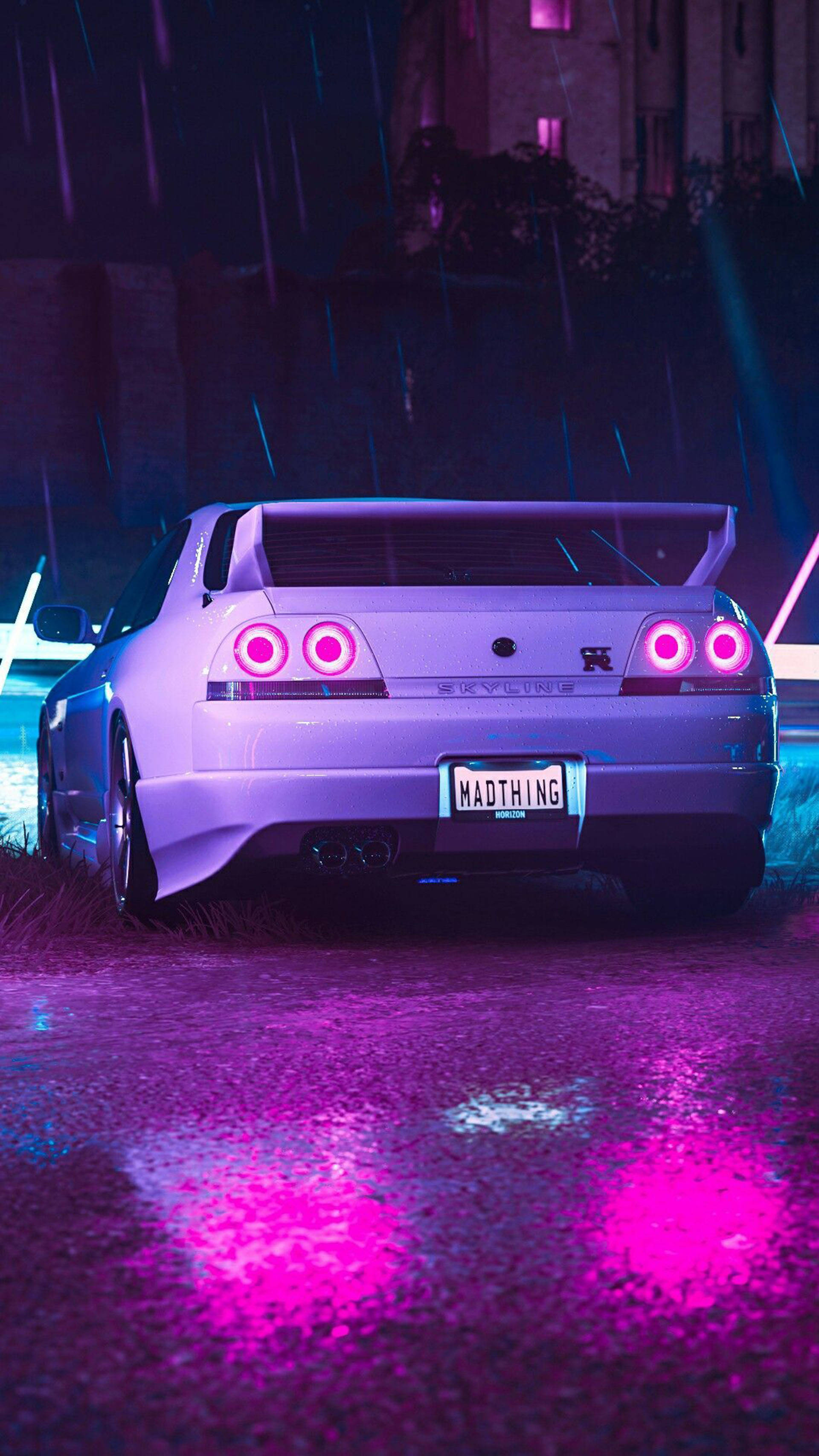 Gtr 桌布 壁紙 — 一輛白色日產Skyline R34在霓虹雨下的濕漉漉夜晚街道上閃爍著粉紅色尾燈。