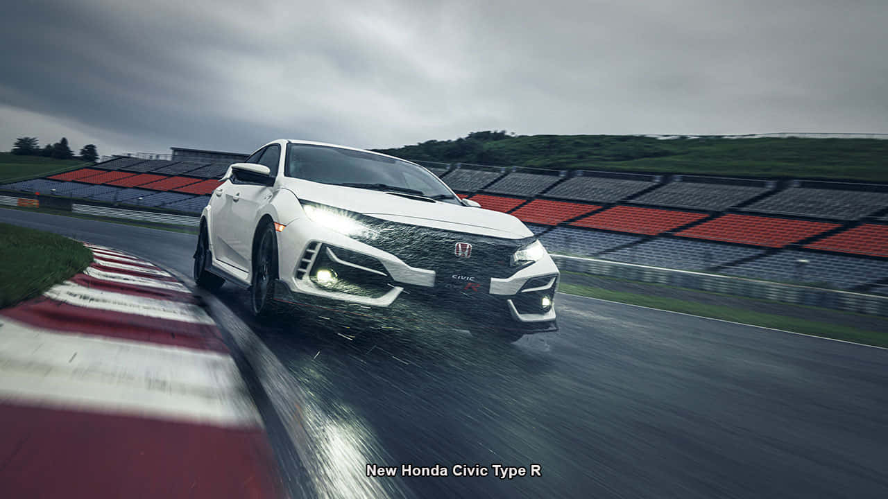 桌布 壁紙 — 一輛白色本田Civic Type R在陰天下的賽道上，駛過一個濕滑的彎道，旁邊有紅色和灰色的看台。