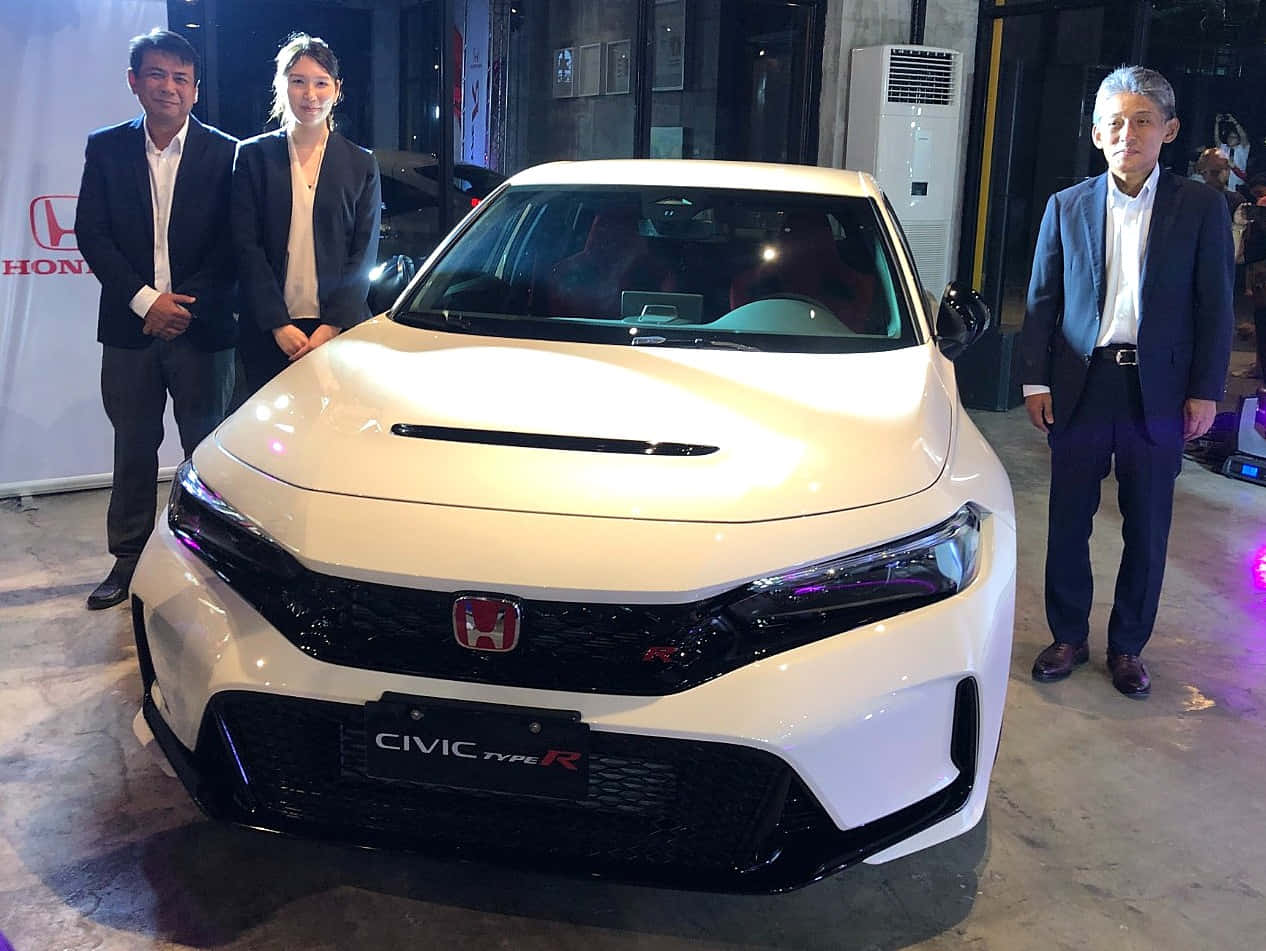 Honda Civic 桌布 壁紙 — 一輛白色本田思域Type R跑車在室內活動中展示，附近站著三位穿著正式的人。
