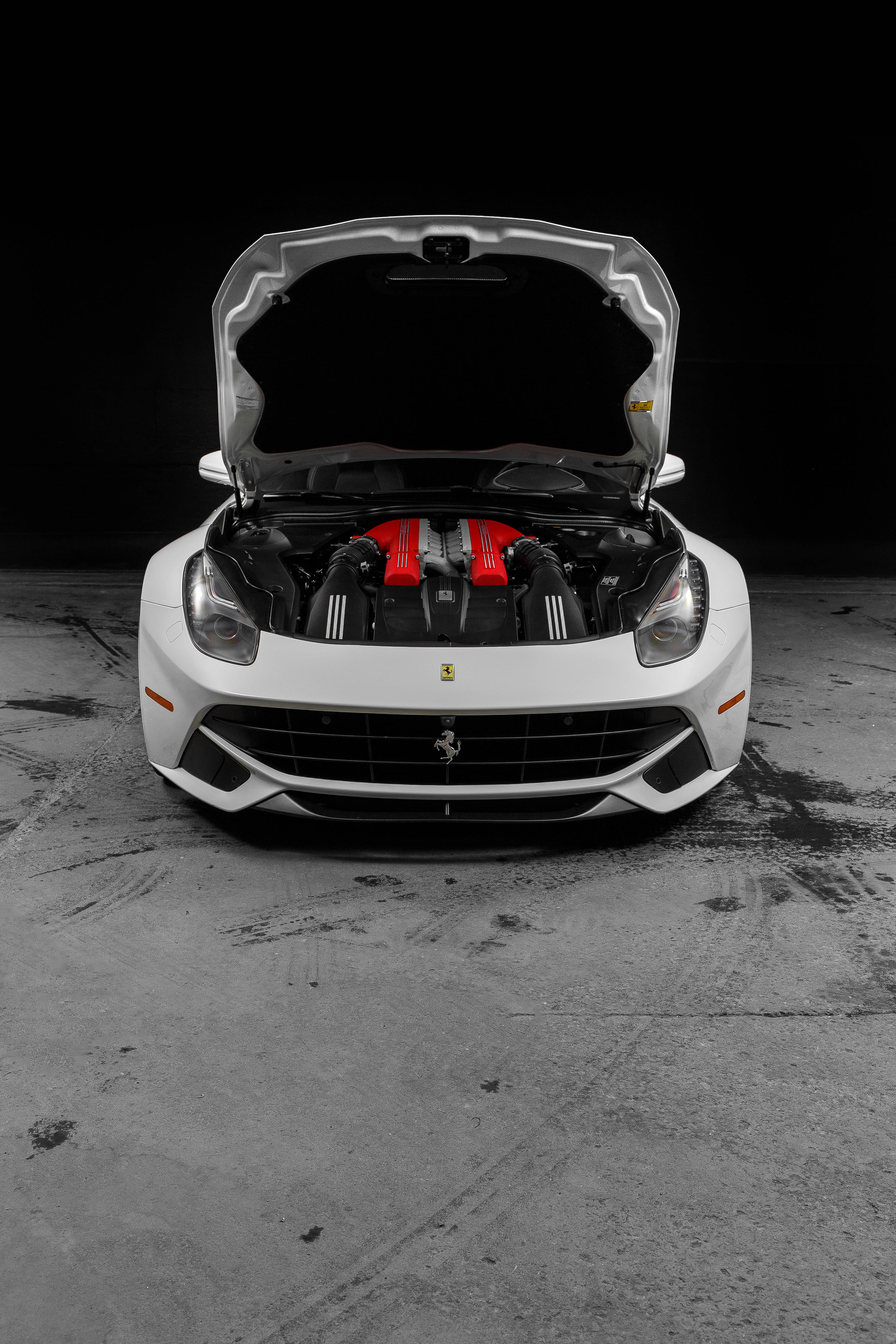 Engine 桌布 壁紙 — 一輛白色法拉利跑車，引擎蓋打開，露出紅色引擎，背景是純黑色。