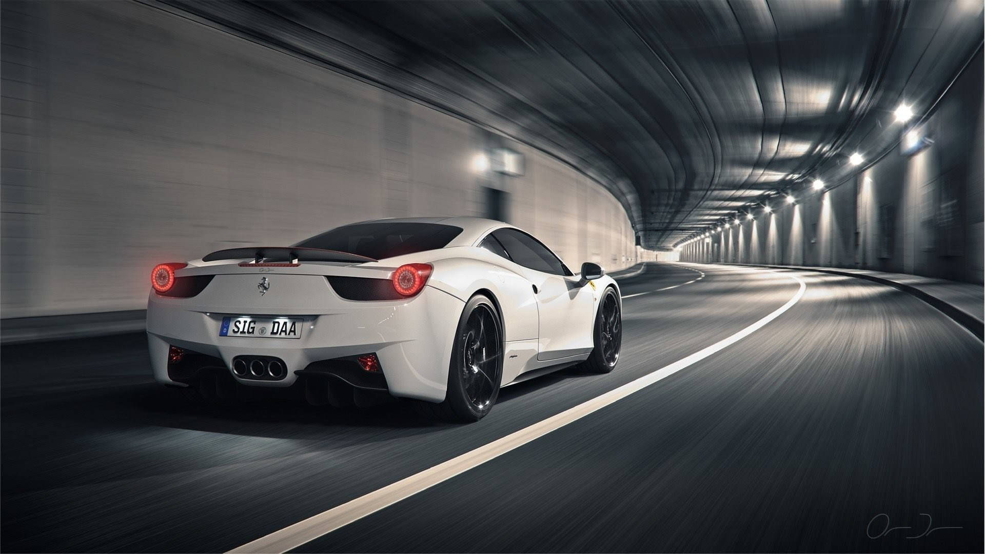 driving fast 桌布 壁紙 — 一輛白色法拉利跑車在光線昏暗的隧道中高速行駛，動態模糊強調了速度。