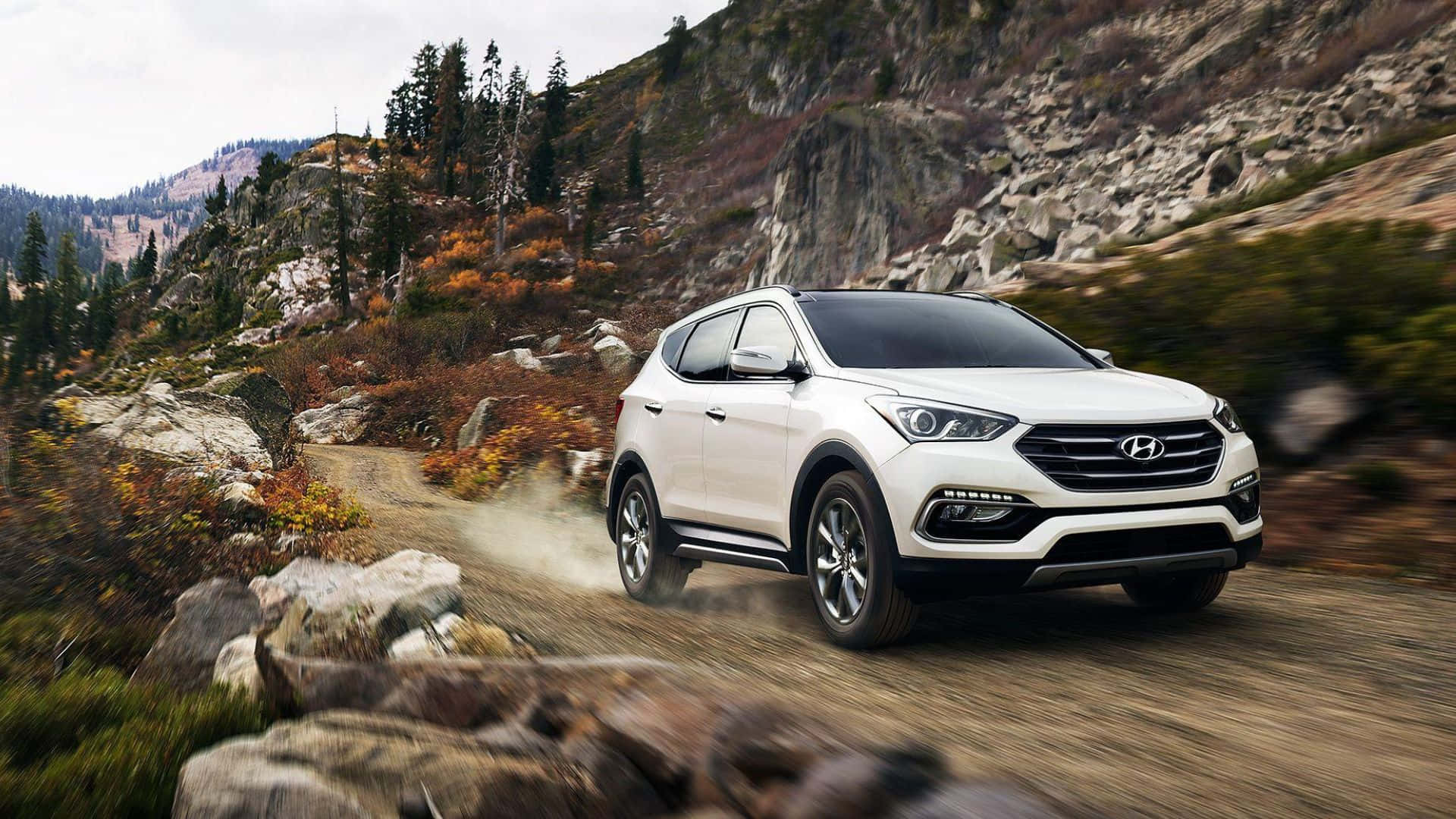 Hyundai Santa Fe 桌布 壁紙 — 一輛白色現代SUV在塵土飛揚的山路上高速行駛，揚起塵土，周圍是秋天的樹葉和岩石地形。