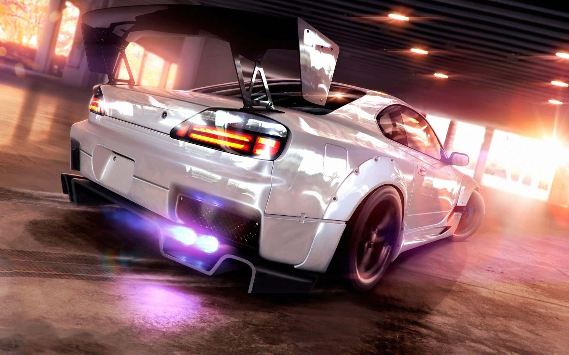 Tuned Car 桌布 壁紙 — 一輛白色甩尾車，帶有發光的紫色排氣管和橙色尾燈，在昏暗的車庫中，以溫暖的背光高速行駛。