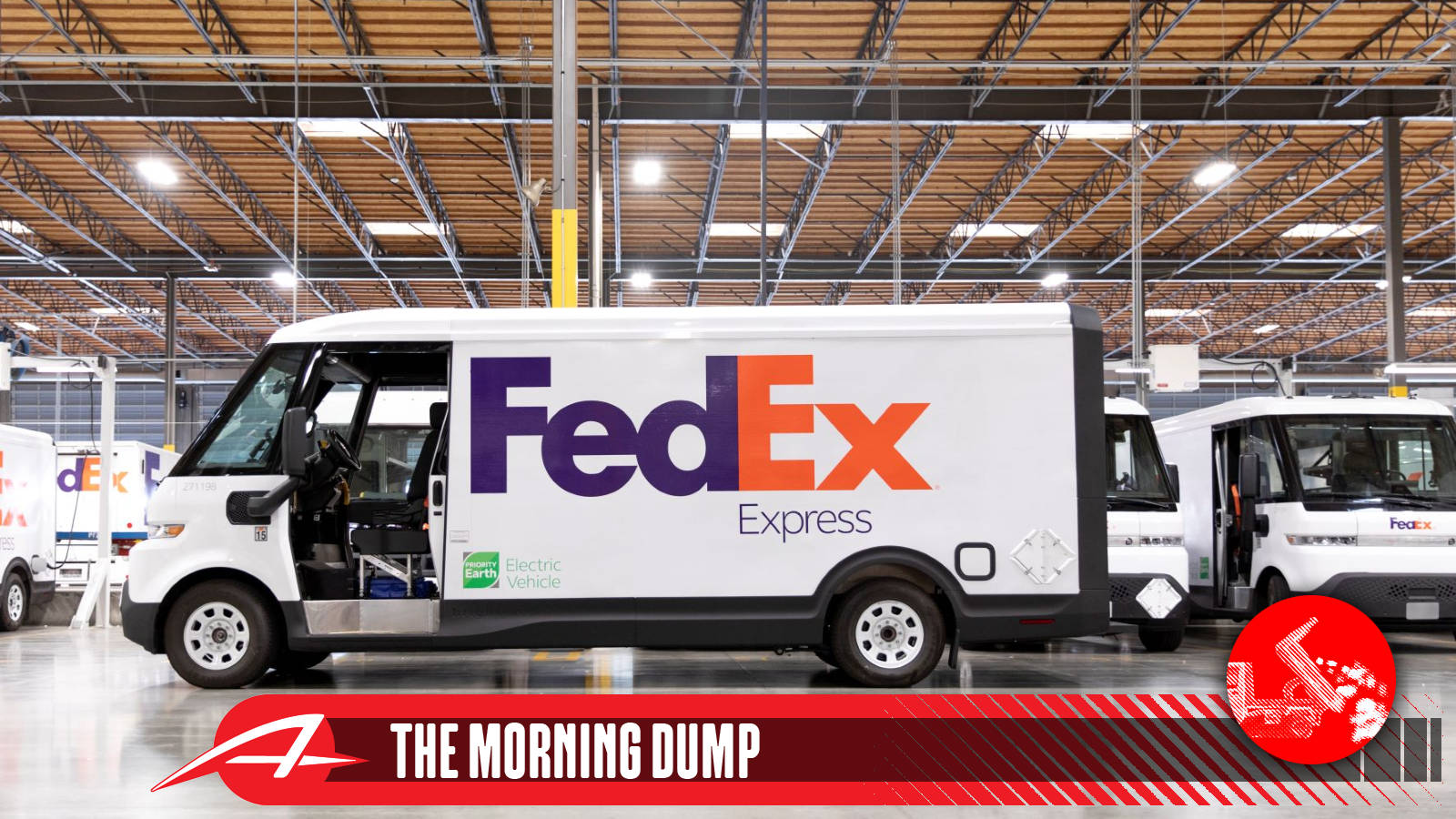 聯邦快遞 桌布 壁紙 — 一輛白色的FedEx Express電動送貨車停放在一個寬敞的工業倉庫內，倉庫有高天花板和裸露的橫樑。