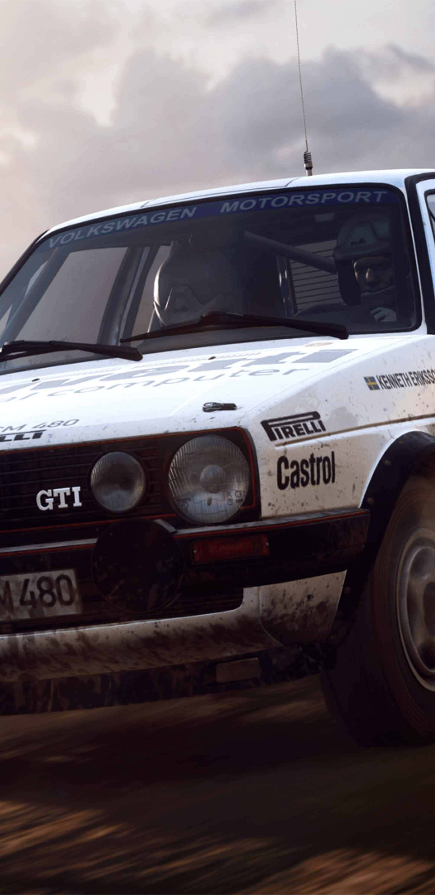 Android Dirt Rally 桌布 壁紙 — 一輛白色福斯偉士牌拉力賽車在陰天之下飛馳於森林泥路，濺起泥漿。