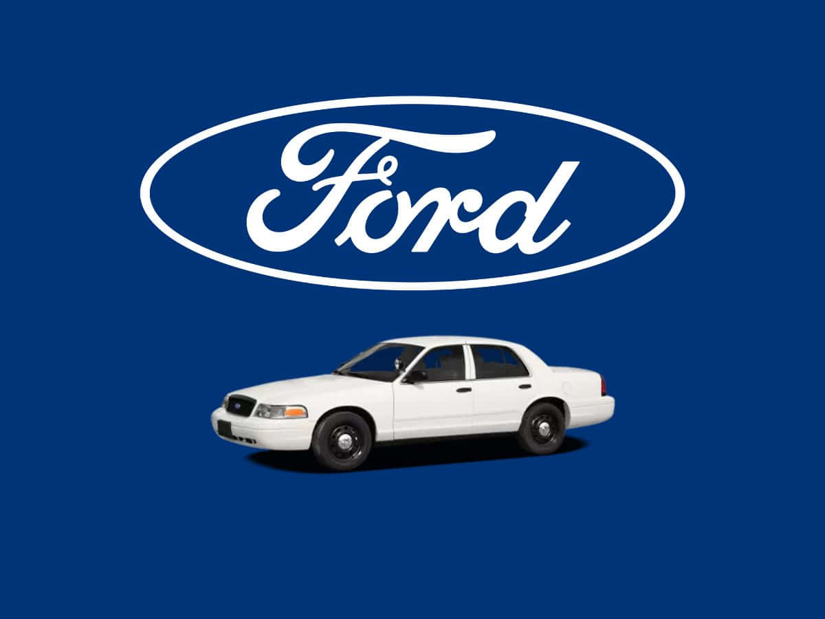 Ford Crown Victoria 桌布 壁紙 — 一輛白色福特皇冠維多利亞警車停放在標誌性的福特橢圓形標誌下方，背景為純藍色。