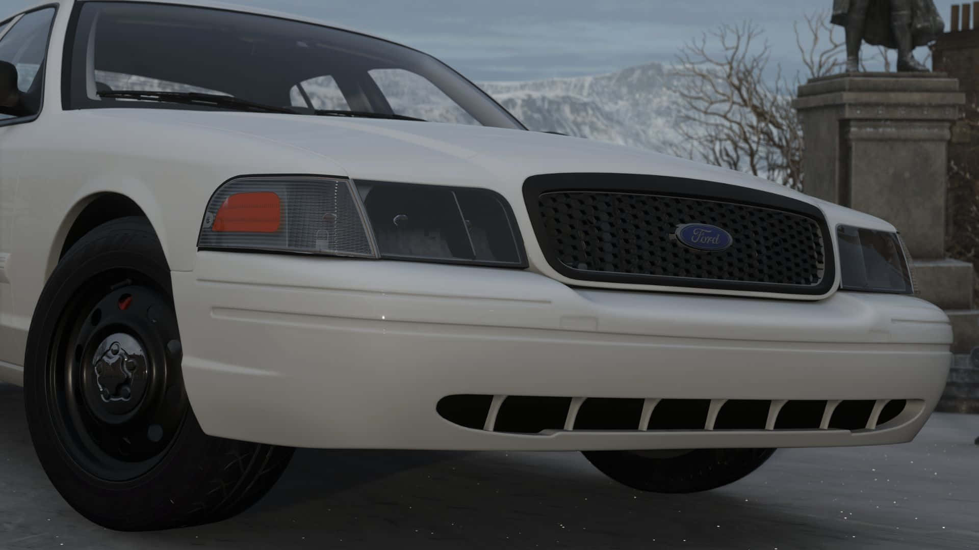 Ford Crown Victoria 桌布 壁紙 — 一輛白色福特皇冠維多利亞警車停泊在雪山背景前，附近有一個石頭紀念碑。