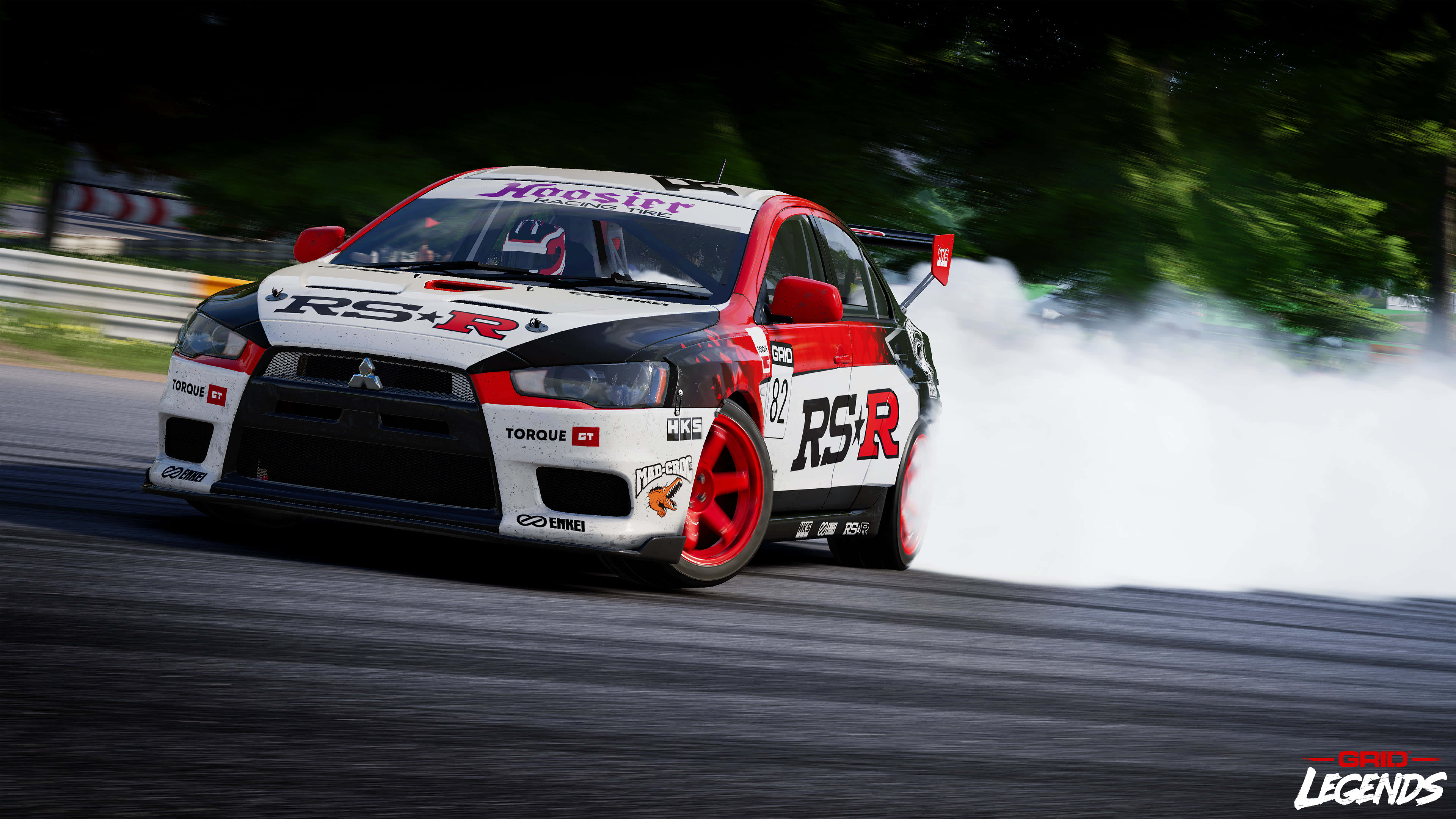 rally 桌布 壁紙 — 一輛白色紅色三菱Lancer Evolution RS R在賽道上激進甩尾，揚起濃厚白煙。