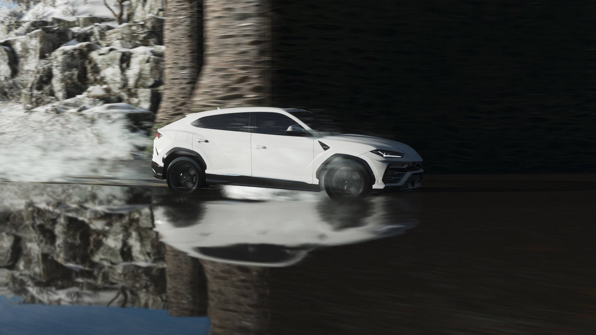 lambo 桌布 壁紙 — 一輛白色藍寶堅尼 Urus 在雪地森林中奔馳，帶有動態模糊和反光水坑效果。