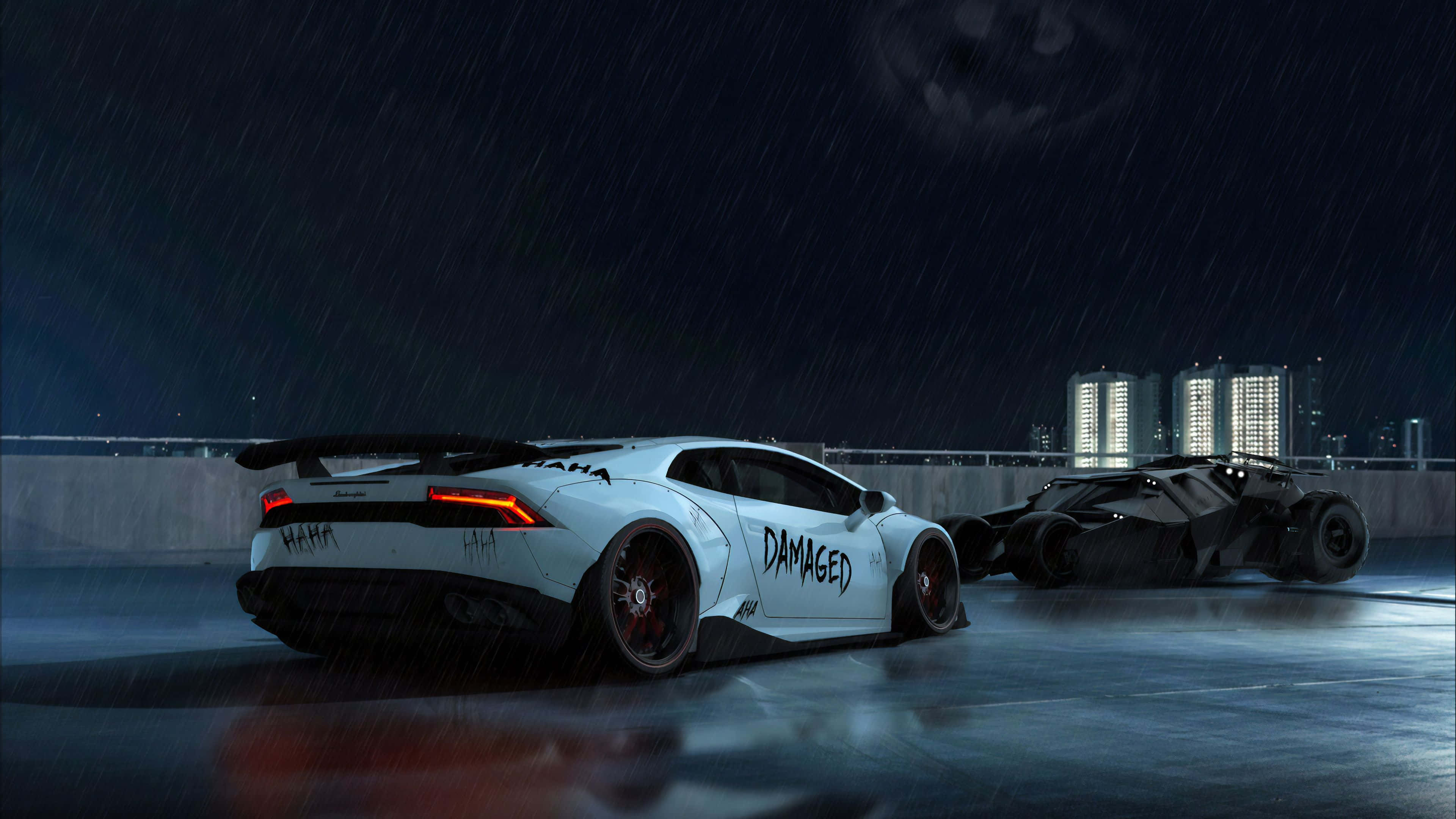 4K Batmobile 桌布 壁紙 — 一輛白色藍寶堅尼和黑色蝙蝠車在雨濕的屋頂上對峙，夜晚城市燈光在遠處閃爍。