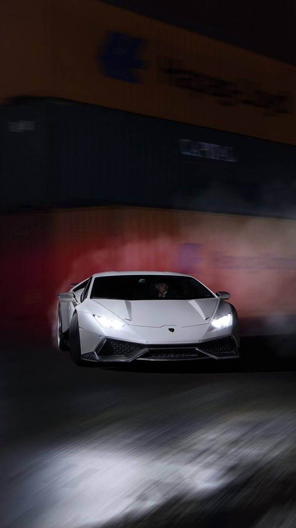 cars 桌布 壁紙 — 一輛白色藍寶堅尼在夜間飄移，發光的車頭燈穿過動態模糊和紅色煙霧。
